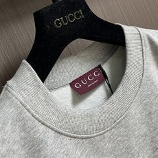 GUCCI 2025ss新款经典简约胸前压花纯棉圆领卫衣,一贯风格,经典配色,使精细的陈列图案能完美无瑕 GUCCI 2025ss新款经典简约胸前压花纯棉圆领卫衣,一贯风格,经典配色,使精细的陈列图案能完美无瑕