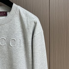 GUCCI 2025ss新款经典简约胸前压花纯棉圆领卫衣,一贯风格,经典配色,使精细的陈列图案能完美无瑕 GUCCI 2025ss新款经典简约胸前压花纯棉圆领卫衣,一贯风格,经典配色,使精细的陈列图案能完美无瑕