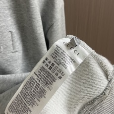 GUCCI 2025ss新款经典简约胸前压花纯棉圆领卫衣,一贯风格,经典配色,使精细的陈列图案能完美无瑕 GUCCI 2025ss新款经典简约胸前压花纯棉圆领卫衣,一贯风格,经典配色,使精细的陈列图案能完美无瑕