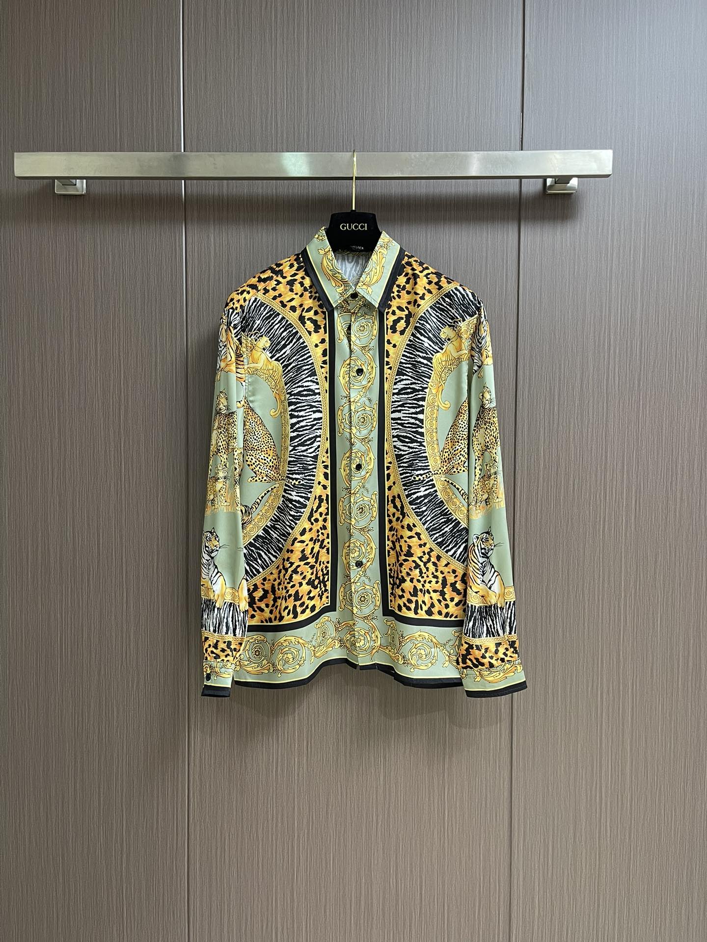 NO:523678,Versace versace leopard print lapel long sleeve shirt, tech silk, single row buttons with placket, lapel, long sleeves, decorated with leopard print and zebra pattern. Fabric tech silk, size 46-52 S-XL, versace, versace, shirts, real silk, alexander wang19860909versace范思哲 豹纹印花翻领长袖衬衫,科技真丝,门襟方式单排纽扣,翻领,长袖,饰有豹纹和斑马图案.面料科技真丝,尺码46-52 S-XL,,versace,versace,shirts,real silk,alexander wang,Men's clothing