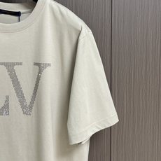 LV 2025SS早秋新款水钻字母短袖T恤,当经典标识邂逅璀璨水钻,这款V短袖为你解锁奢潮新范式。 胸前 LV 2025SS早秋新款水钻字母短袖T恤,当经典标识邂逅璀璨水钻,这款V短袖为你解锁奢潮新范式。 胸前