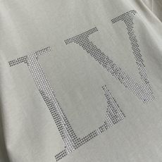 LV 2025SS早秋新款水钻字母短袖T恤,当经典标识邂逅璀璨水钻,这款V短袖为你解锁奢潮新范式。 胸前 LV 2025SS早秋新款水钻字母短袖T恤,当经典标识邂逅璀璨水钻,这款V短袖为你解锁奢潮新范式。 胸前