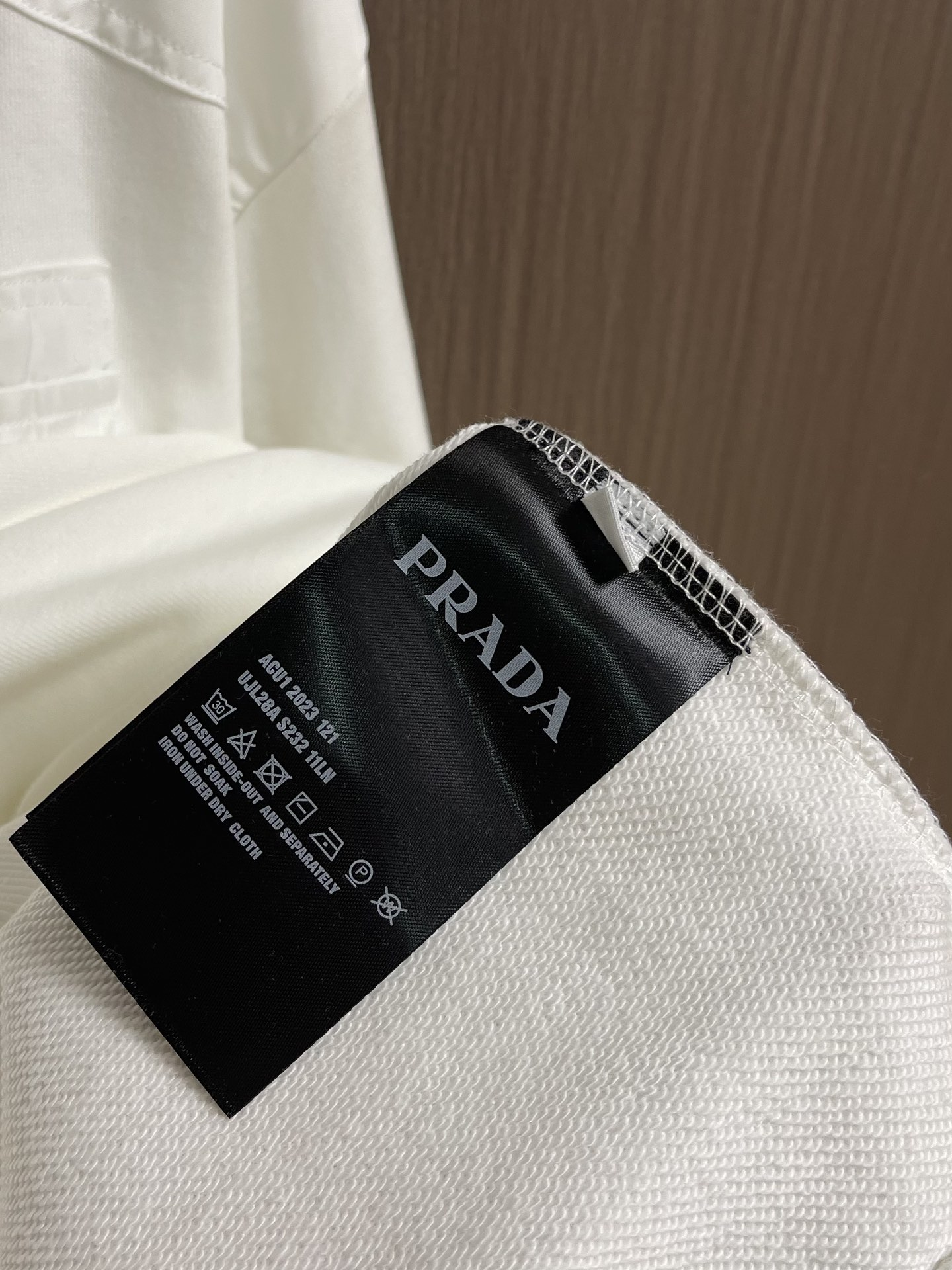 PRADA 圆领口袋三角标卫衣．面料舒适柔软．复合奥粒绒，作工精细．后幅做龟背．还特原殊工带艺来的潮流，