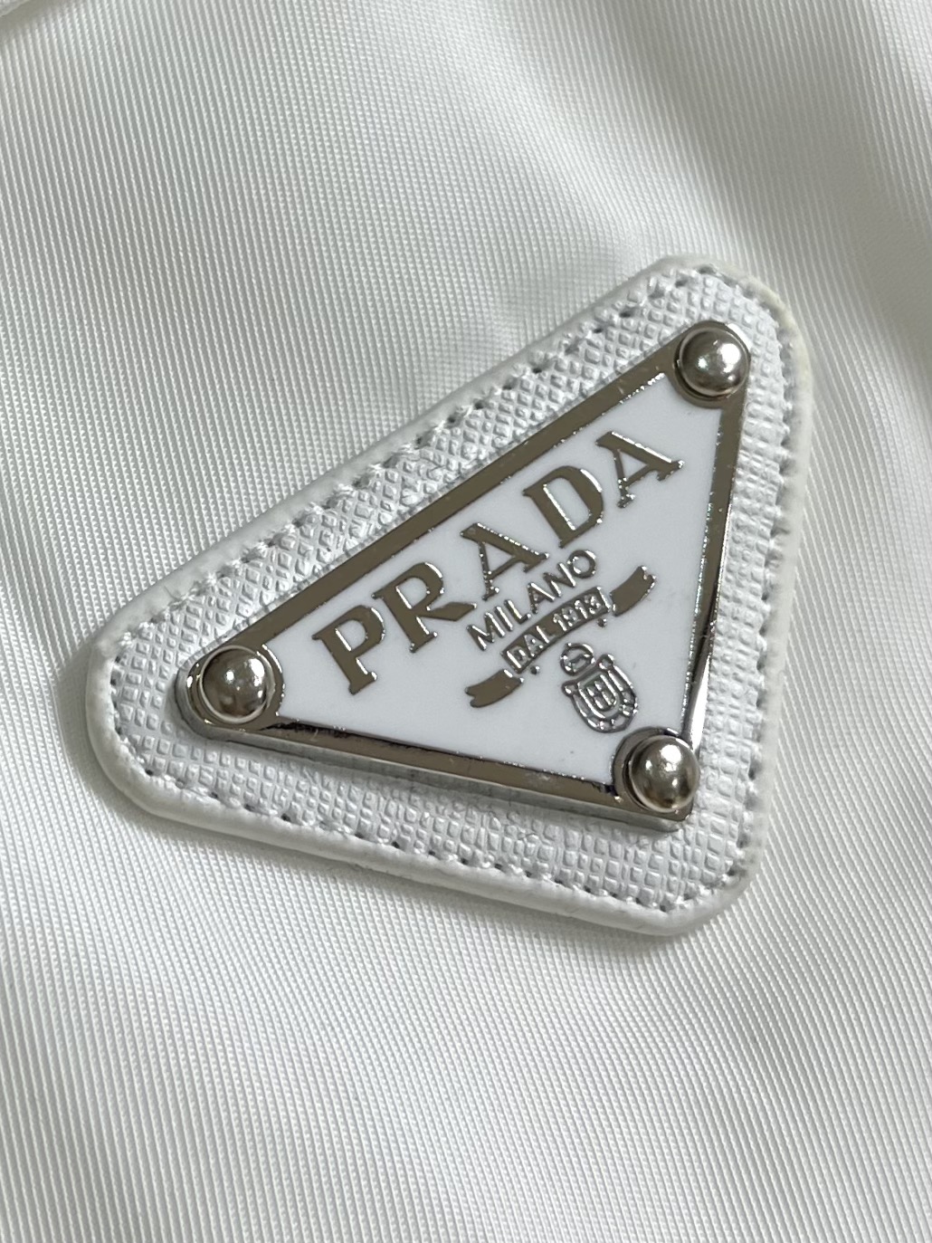 PRADA 圆领口袋三角标卫衣．面料舒适柔软．复合奥粒绒，作工精细．后幅做龟背．还特原殊工带艺来的潮流，