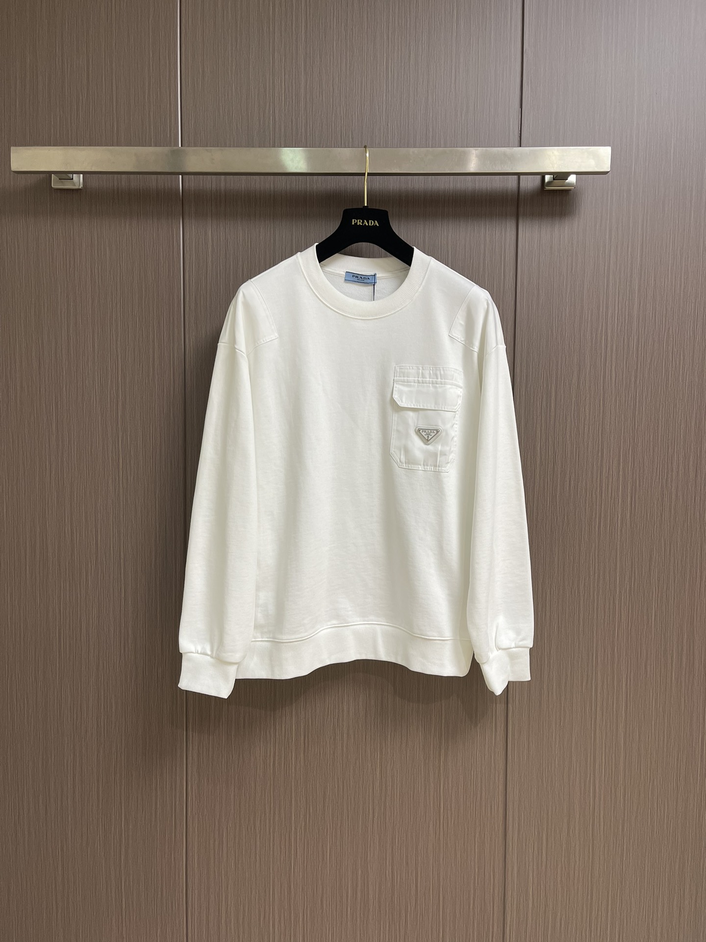 NO:523700,PRADA round neck pocket triangle sweater.  The fabric is comfortable and soft.  Compound velvet, fine workmanship.  The back is made of a turtle's back.  The trend brought by special craftsmanship, customized dyeing, three-standard size S-XL S-Size bust 110cm 68cm shoulder width 50cm M size bust 114cm 70cm shoulder width 52cm L size bust 118cm 72cm shoulder width 54cm XL size bust 122cm 74cm shoulder width 56cm, prada, hoodie, sweatshirts, alexander wang19860909PRADA 圆领口袋三角标卫衣．面料舒适柔软．复合奥粒绒,作工精细．后幅做龟背．还特原殊工带艺来的潮流,定制定染,三标齐全 尺码S-XL S码胸围110cm 衣长68cm 肩宽50cm M码胸围114cm 衣长70cm 肩宽52cm L码胸围118cm 衣长72cm 肩宽54cm XL码胸围122cm 衣长74cm 肩宽56cm,,prada,hoodie,sweatshirts,alexander wang,Men's clothing