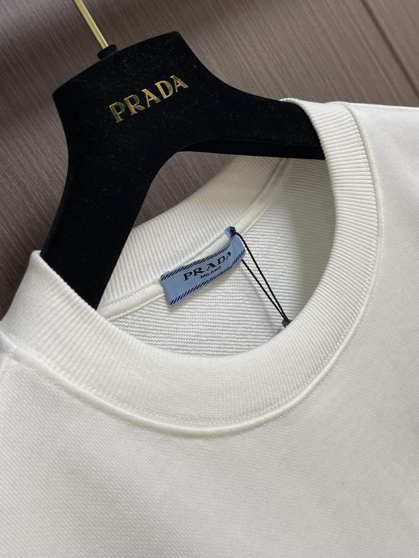 PRADA 圆领口袋三角标卫衣．面料舒适柔软．复合奥粒绒，作工精细．后幅做龟背．还特原殊工带艺来的潮流，