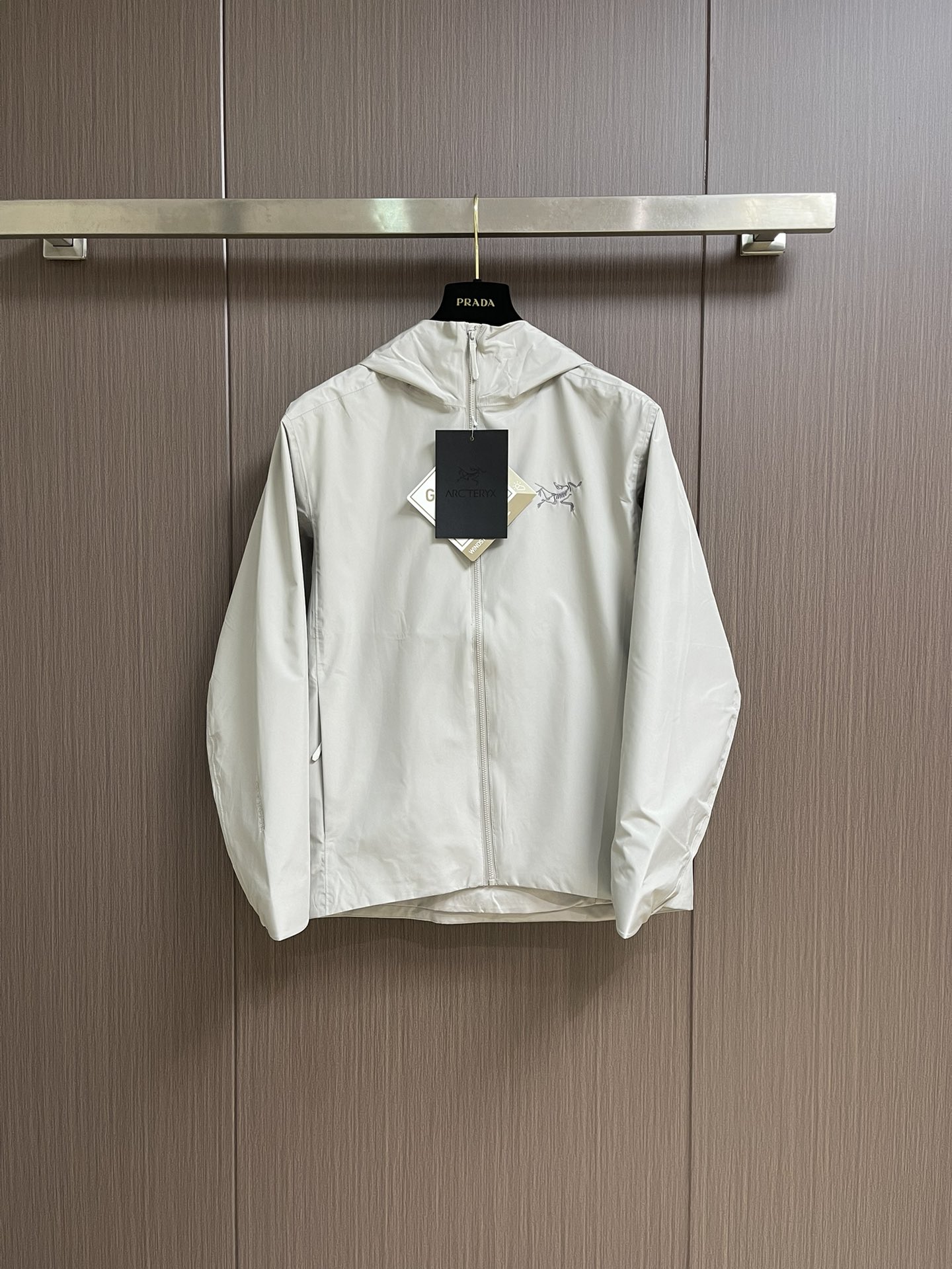 NO:525810,Arcteryx 2025SS summer new lightweight breathable windproof hooded jacket, which can be used as sun protection. It is suitable for urban commuting and outdoor rock climbing. It is windproof and breathable, making the upper body more comfortable. It is compatible with various trendy occasions and outdoor activity series. It is a famous outdoor brand. It is worth recommending. It has a high cost performance. Size S-XXL, arc'teryx, jackets & coats,hats,alexander wang19860909Arcteryx 始祖鸟 2025SS夏季新款轻量透气防风连帽外套,可当防晒.适用于城市通勤和户外攀岩运动.防风透气,上身更加舒适.兼容各种潮流场合及户外活动系列,作为著名户外的品牌.值得推荐.性价比超高. 尺码S-XXL,arc'teryx,jackets & coats,hats,alexander wang,Men's clothing