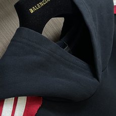 BALENCLAGA 巴黎世家标识条纹连帽卫衣,采用独家定织380G双纱棉面料,这种定制工艺确保面料有合 BALENCLAGA 巴黎世家标识条纹连帽卫衣,采用独家定织380G双纱棉面料,这种定制工艺确保面料有合