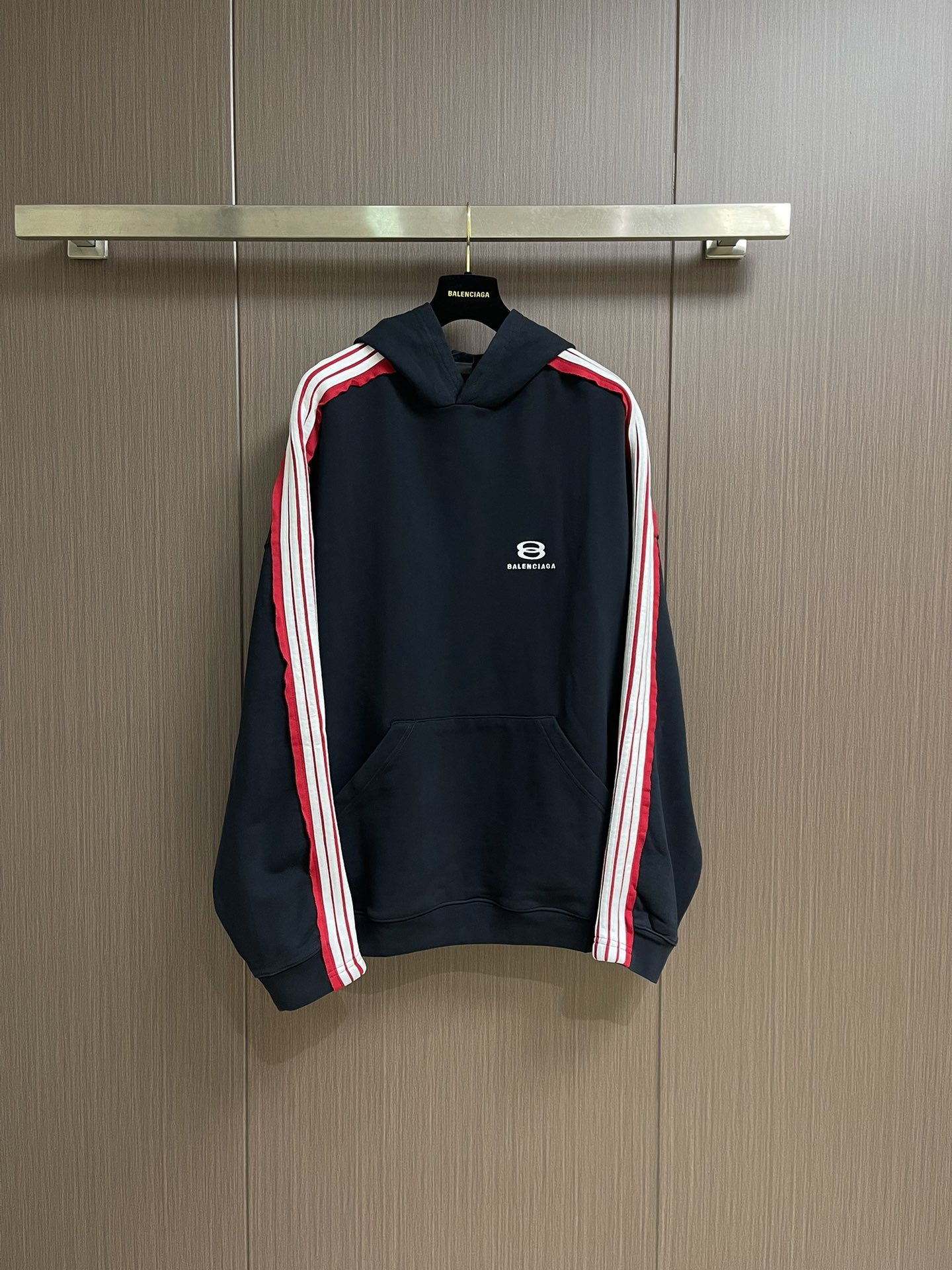 NO:523716,BALENCLAGA logo striped hooded sweatshirt is made of exclusive woven 380G double yarn cotton fabric. This customization process ensures that the fabric has a suitable weight and yarn structure, which is thick and warm, soft and soft, and is crisp and not easy to deform. According to YB technology, the five-pit strip splicing shoulder-to-shoulder-traded webbing is customized. First, the webbing with specific pit strip texture is made separately. Accurately aligned when splicing the shoulders, ensuring smooth lines on the shoulders and sleeves, enhancing the three-dimensional and layered sense; the logo is embroidered using the Bellingda imported embroidery machine. This machine can accurately control the stitch pitch, stitch density, etc. The embroidered letter pattern is three-dimensional and full, with good gloss, fine and uniform stitches, and high firmness and not easy to fall off!  Size 0-1-2-3, balenciaga,balenciaga,hoodie,sweatshirts,hats,alexander wang19860909BALENCLAGA 巴黎世家标识条纹连帽卫衣,采用独家定织380G双纱棉面料,这种定制工艺确保面料有合适克重与纱线结构,既厚实保暖又有柔软触感,且挺括不易变形；根据YB工艺订做五坑条拼接通肩工艺织带,先单独制作出有特定坑条纹理的织带,通肩拼接时精准对齐,保证织带在肩部及袖子线条流畅,增强立体感与层次感；标志使用百灵达进口绣花机刺绣,这种机器能精准控制针距、线迹密度等,绣出的字母图案立体、饱满,光泽度好,针脚细密均匀,牢固度高不易脱落！尺码0-1-2-3,,balenciaga,balenciaga,hoodie,sweatshirts,hats,alexander wang,Men's clothing