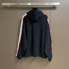 BALENCLAGA 巴黎世家标识条纹连帽卫衣,采用独家定织380G双纱棉面料,这种定制工艺确保面料有合 BALENCLAGA 巴黎世家标识条纹连帽卫衣,采用独家定织380G双纱棉面料,这种定制工艺确保面料有合