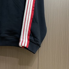BALENCLAGA 巴黎世家标识条纹连帽卫衣,采用独家定织380G双纱棉面料,这种定制工艺确保面料有合 BALENCLAGA 巴黎世家标识条纹连帽卫衣,采用独家定织380G双纱棉面料,这种定制工艺确保面料有合