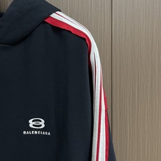 BALENCLAGA 巴黎世家标识条纹连帽卫衣,采用独家定织380G双纱棉面料,这种定制工艺确保面料有合 BALENCLAGA 巴黎世家标识条纹连帽卫衣,采用独家定织380G双纱棉面料,这种定制工艺确保面料有合