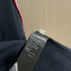 BALENCLAGA 巴黎世家标识条纹连帽卫衣,采用独家定织380G双纱棉面料,这种定制工艺确保面料有合 BALENCLAGA 巴黎世家标识条纹连帽卫衣,采用独家定织380G双纱棉面料,这种定制工艺确保面料有合