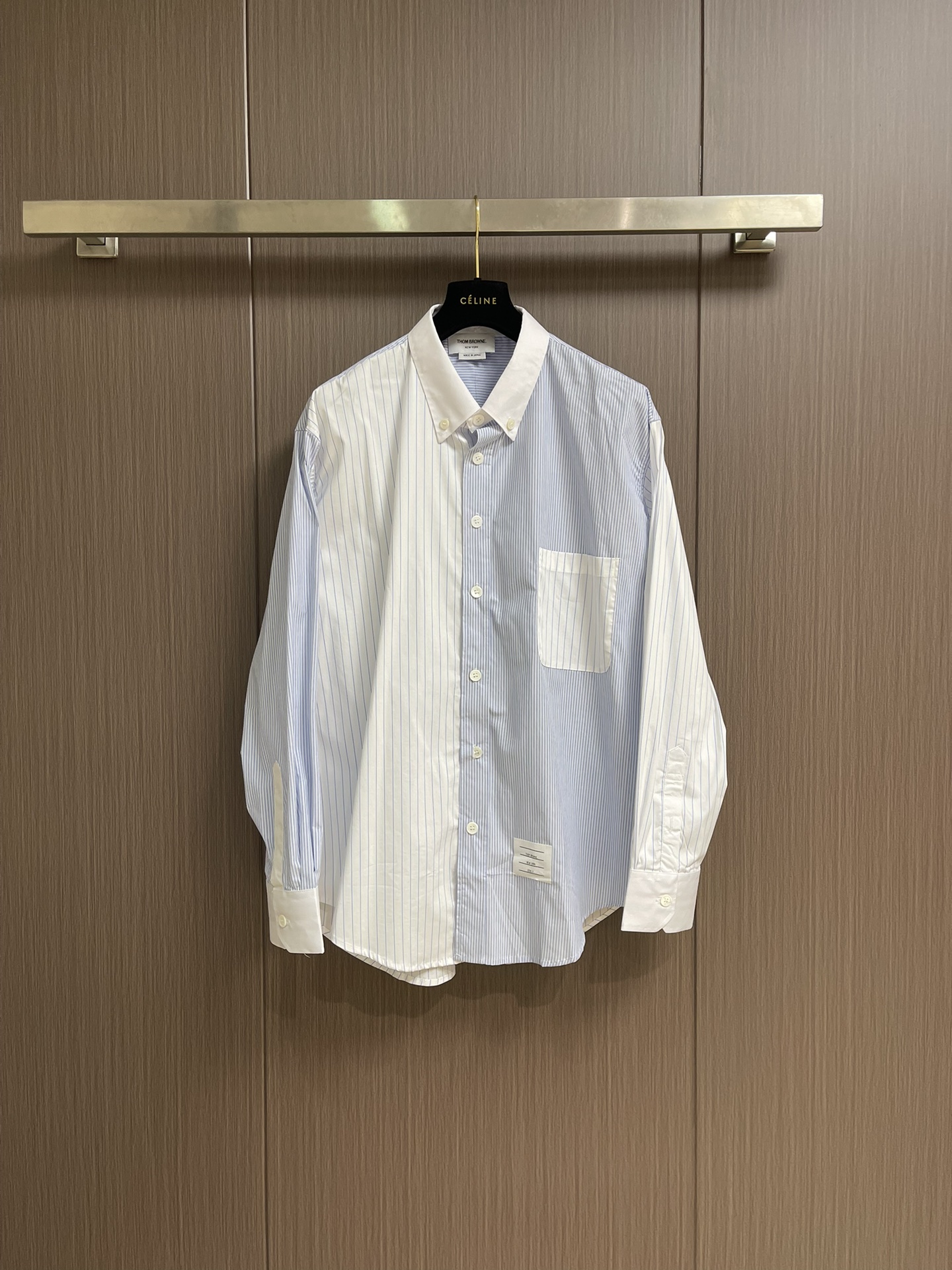 NO:523704,TB ThomBrowne Tom Brown Color Bundle Striped Long Sleeve Shirt Casual Loose Style Design Slim and casual and handsome. Customized pure cotton fabric is of great texture. It looks good and you can wear it alone and layer it in daily commuting. Men and women are the same style as early autumn. Size 1-2-3-4,,thom browne,alexander wang19860909TB ThomBrowne汤姆布朗 拼色条纹长袖衬衣 休闲宽松版型设计显瘦又随性帅气感 定制纯棉面料质感超赞 单穿叠穿都好好看日常通勤皆可 男女同款早秋必入款.尺码1-2-3-4,,thom browne,alexander wang,Men's clothing