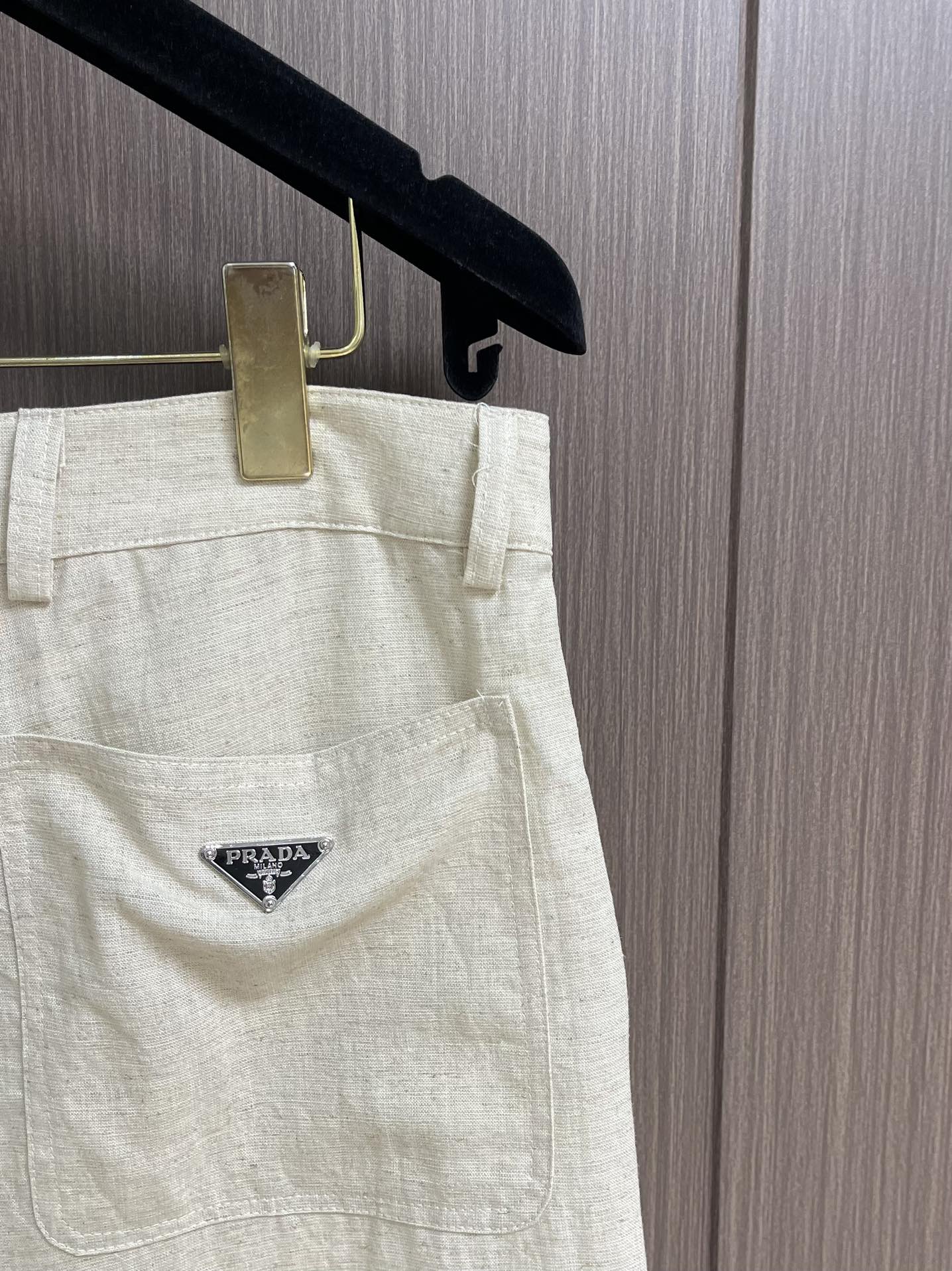 PRADA 口袋钢标天丝麻棉长裤，面料采用60支天丝麻棉，定织定染，面上带有麻点纹路。洗水后克重约为32