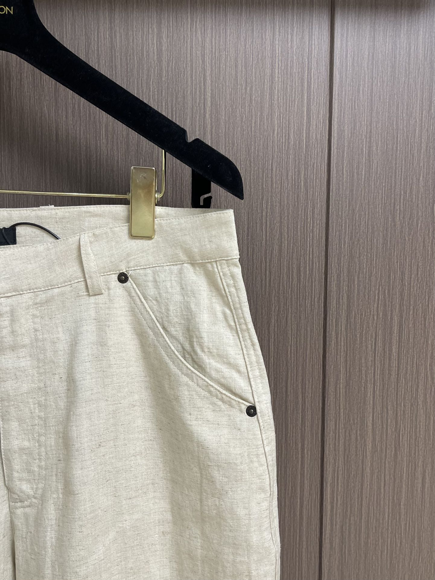 PRADA 口袋钢标天丝麻棉长裤，面料采用60支天丝麻棉，定织定染，面上带有麻点纹路。洗水后克重约为32
