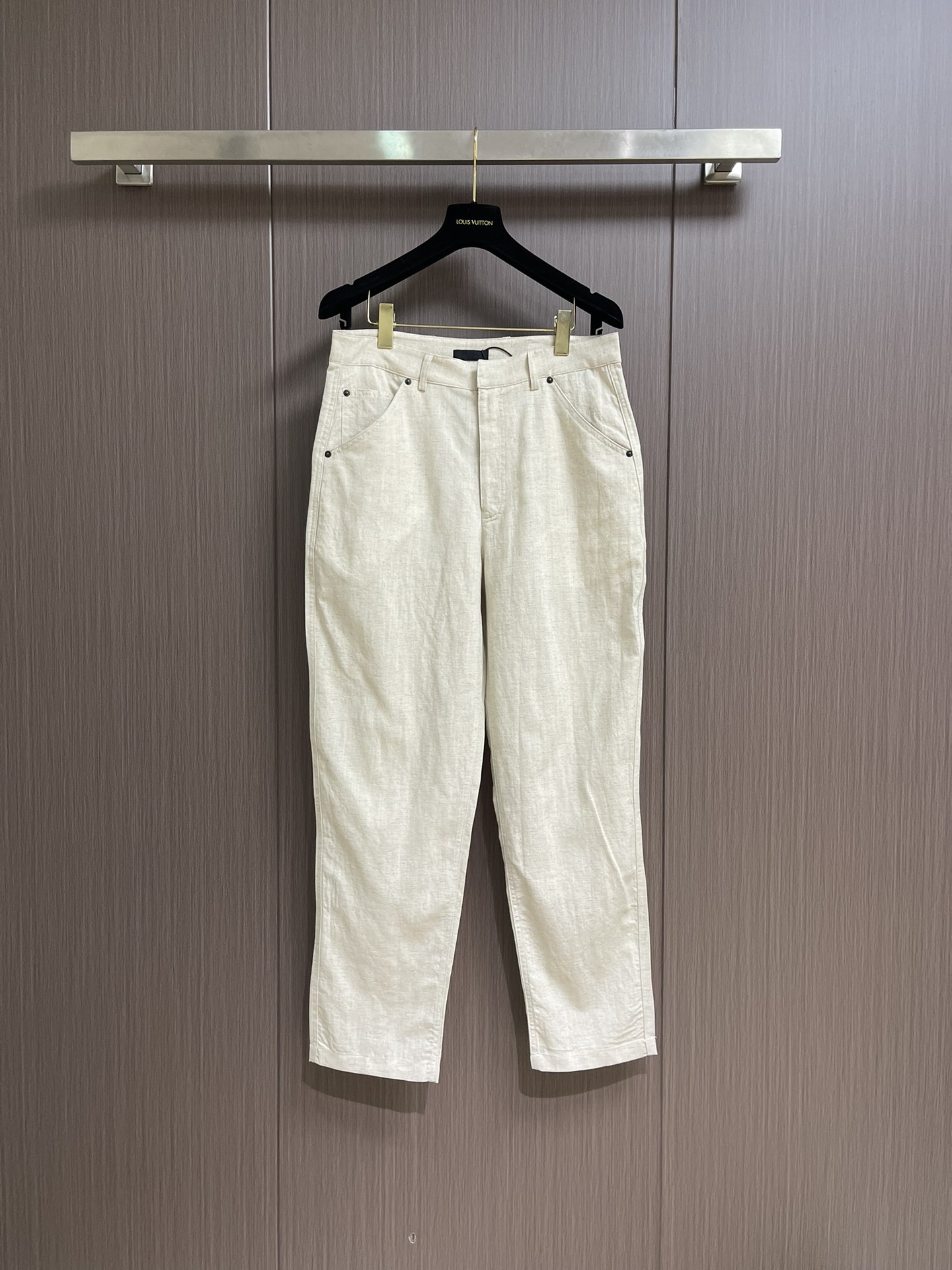 NO:523710,PRADA pocket steel label tense linen cotton trousers, the fabric is made of 60 pieces of tense linen cotton, fixed weaving and dyeing, and the surface has a lump pattern. The weight is about 320 grams after washing. The fabric and cloth washing water remove more impurities than fabric, making the upper body of the garment smoother, and the fabric pattern is fixed. The buttons are made of copper and old bronze black, with laser engraving on the surface, and low-colored bottom. Pocket steel label engraving is electroplated. This trousers show casual charm and present a contemporary light silhouette. Classic five-pocket style, eye-catching waist design, and paired with the iconic enameled triangle metal logo. Size S-XL, prada, alexander wang19860909PRADA 口袋钢标天丝麻棉长裤,面料采用60支天丝麻棉,定织定染,面上带有麻点纹路.洗水后克重约为320克.普洗,面料布匹洗水去除多于面料杂质,使成衣上身效果更为柔顺,同时固定面料版型.纽扣采用铜料做旧古铜黑色,面上激光刻字,底部搭配同色做旧低.口袋钢标珐琅电镀刻字.这款长裤展现出休闲魅力,呈现当代轻盈廓形.经典五口袋款式,腰身设计醒目,搭配标志性的涂珐琅三角形金属徽标.尺码S-XL,,prada,alexander wang,Men's clothing