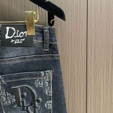 Dior 新款标识牛仔裤 进口土耳其纯棉牛仔牛面料 色泽靓丽,透气,修身版型 微弹力面料 随意百搭 久洗 Dior 新款标识牛仔裤 进口土耳其纯棉牛仔牛面料 色泽靓丽,透气,修身版型 微弹力面料 随意百搭 久洗