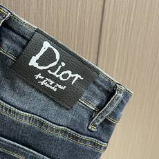 Dior 新款标识牛仔裤 进口土耳其纯棉牛仔牛面料 色泽靓丽,透气,修身版型 微弹力面料 随意百搭 久洗 Dior 新款标识牛仔裤 进口土耳其纯棉牛仔牛面料 色泽靓丽,透气,修身版型 微弹力面料 随意百搭 久洗