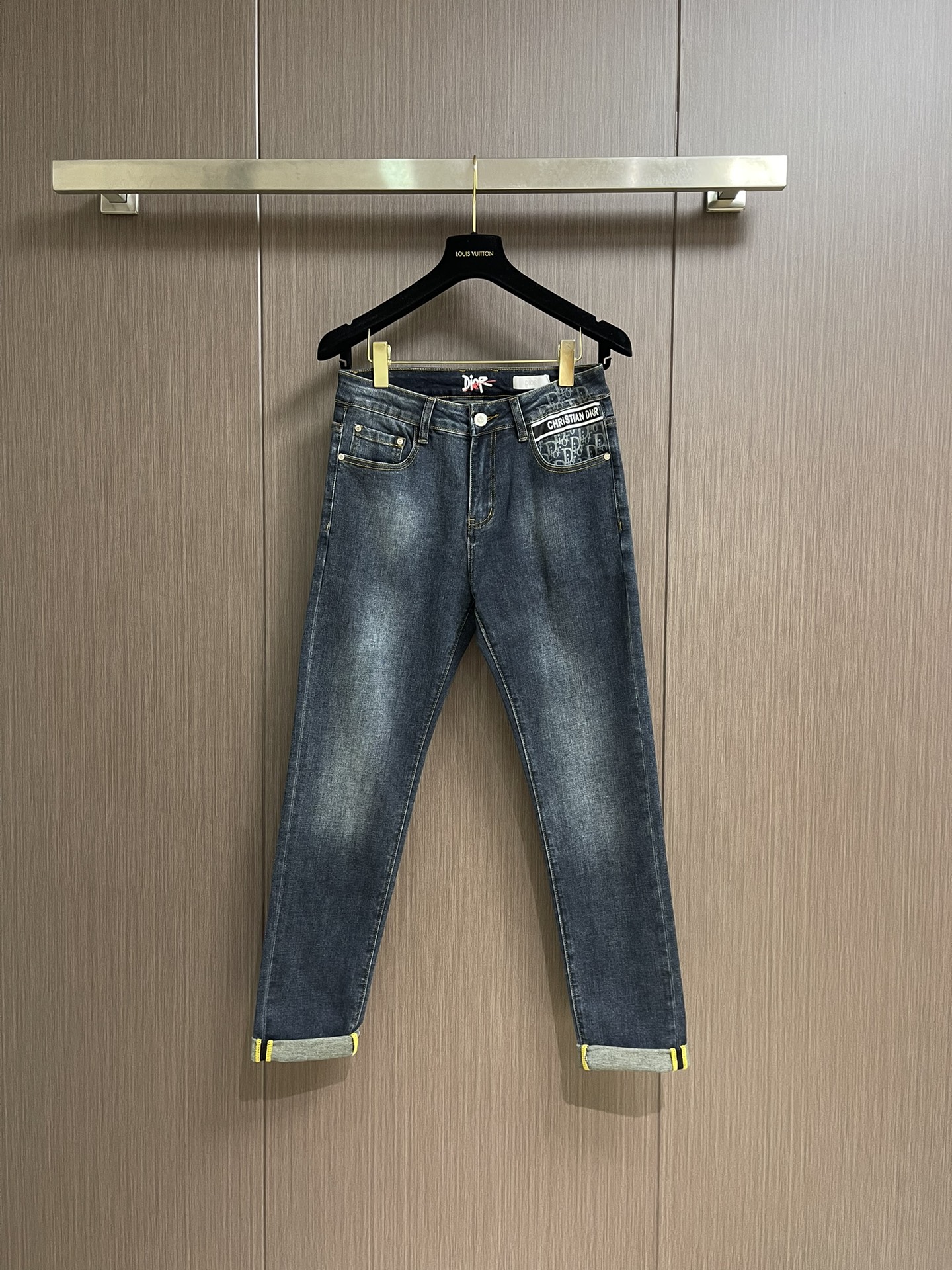 NO:523675,Dior new logo jeans imported Turkish pure cotton denim fabric. Beautiful color, breathable, slim fit. Micro-stretch fabric. Randomly versatile. Long-term washing and no deformation. The color will become more and more natural after years. The upper body effect is excellent. The elegant and elegant tailoring, the design is constantly innovating, but always maintains noble and elegant style and taste. The charm of fashion. The style is small straight and fashionable. Size 28-38 35 37,,dior,jeans,alexander wang19860909Dior 新款标识牛仔裤 进口土耳其纯棉牛仔牛面料 色泽靓丽,透气,修身版型 微弹力面料 随意百搭 久洗不变形 不变色 经过岁月流逝颜色会越来越自然 上身效果极佳.大方优雅的剪裁,设计不断创新却始终保持着高贵优雅的风格和品位 演绎时尚魅惑 版型小直筒 时尚佳品.尺码28-38 有35 无37,,dior,jeans,alexander wang,Men's clothing