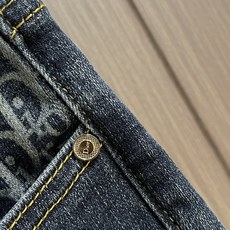 Dior 新款标识牛仔裤 进口土耳其纯棉牛仔牛面料 色泽靓丽,透气,修身版型 微弹力面料 随意百搭 久洗 Dior 新款标识牛仔裤 进口土耳其纯棉牛仔牛面料 色泽靓丽,透气,修身版型 微弹力面料 随意百搭 久洗