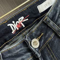 Dior 新款标识牛仔裤 进口土耳其纯棉牛仔牛面料 色泽靓丽,透气,修身版型 微弹力面料 随意百搭 久洗 Dior 新款标识牛仔裤 进口土耳其纯棉牛仔牛面料 色泽靓丽,透气,修身版型 微弹力面料 随意百搭 久洗