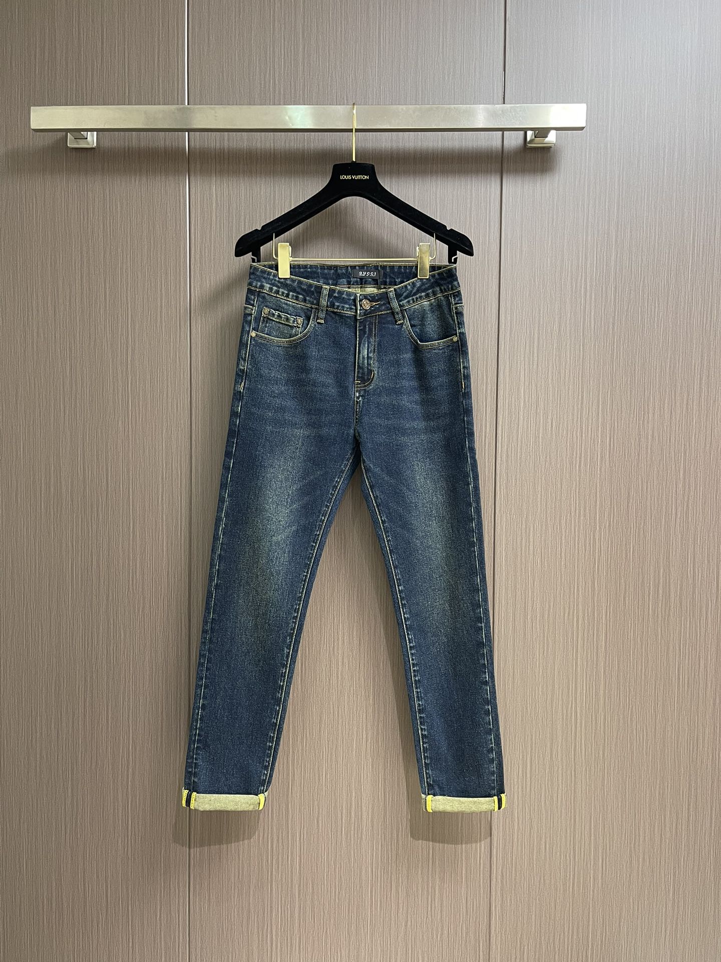 NO:523673,GUCCI 2025ss Spring and Summer New Wash Men's Casual Jeans, a pair of jeans with a strong tone, are all fashionable and reincarnation, so for the denim category, such reincarnation is especially dense!  The jeans are made of imported daily denim denim cotton cloth, and are washed and ground into white with heavy industry, and have a super high appearance!  It is also not as comfortable as it is not as good as the fabric is soft and skin-friendly and elastic, and it also takes into account excellent sweat-relief and breathable properties, which can also be worn all year round!  The back pocket is full of recognizable embroidery and the details of the matte lacquered metal buttons engraved with words, which show the brand identity in a low-key and restrained manner!  Classic small straight jeans style cut, the upper body can modify all imperfect leg shapes, instantly pulling the identity into a golden ratio effect, which is very worthy of being included in men's wardrobe. Size 28-38 There are 35 No 37, gucci,jeans, gold, alexander wang19860909GUCCI 2025ss春夏新品水洗男士休闲牛仔裤,腔调感极强的一款牛仔裤,都是时尚是个轮回,那么于牛仔类别而言这样的轮回尤其密集！该牛仔裤采用客供进口日制丹宁牛仔棉布制成,重工水洗磨白,颜值度超级高！舒适度方面同样也不安下风,面料柔软亲肤有弹力,同时兼顾出色的排汗透气性,可兼顾一年四季穿着搭配！后兜充满辨识度的刺绣,以及刻有字样的哑光漆面金属纽扣细节,低调内敛的展现出品牌身份！经典小直筒牛仔裤版型剪裁,上身能够修饰所有不完美的腿型,瞬间将身份拉分成黄金比例效果,非常值得被收入男士的衣橱之中.尺码28-38 有35 无37,,gucci,jeans,gold,alexander wang,Men's clothing