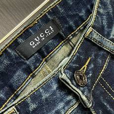 GUCCI 2025ss春夏新品水洗男士休闲牛仔裤,腔调感极强的一款牛仔裤,都是时尚是个轮回,那么于牛仔 GUCCI 2025ss春夏新品水洗男士休闲牛仔裤,腔调感极强的一款牛仔裤,都是时尚是个轮回,那么于牛仔