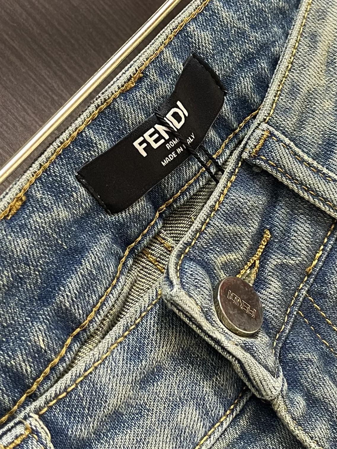 Fendi 新款卷边牛仔裤，订制进口丹宁布料，质感卓然。经典五袋设计，后袋刺绣 logo标识设计，原厂一