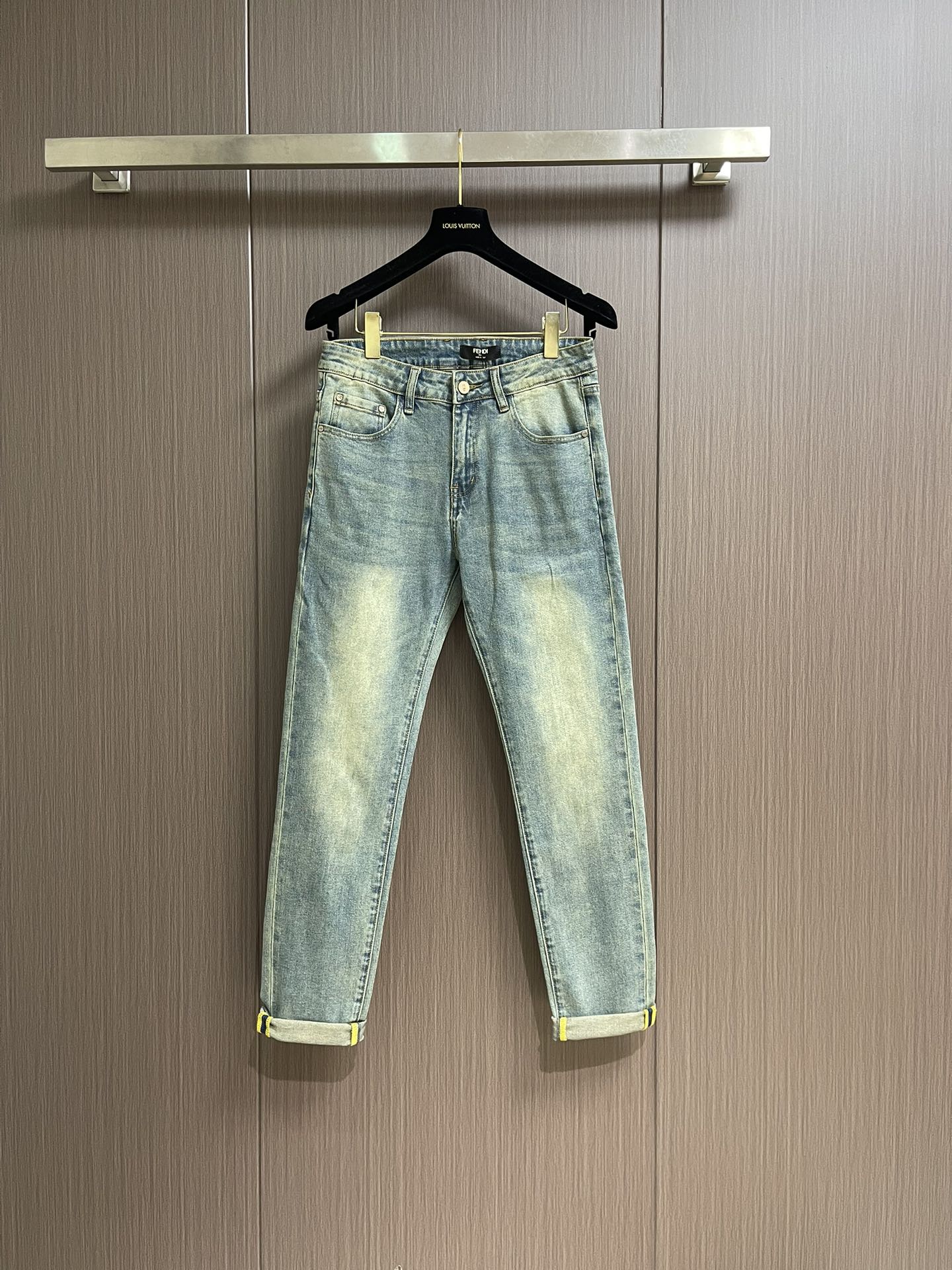 NO:523669,Fendi's new curly jeans, customized imported denim fabric, excellent texture. Classic five-bag design, back bag embroidery logo design, original consistent hardware and accessories, the details are ultimate, and the production is perfect. Size 28-38 35 37, fendi, jeans, alexander wang19860909Fendi 新款卷边牛仔裤,订制进口丹宁布料,质感卓然.经典五袋设计,后袋刺绣 logo标识设计,原厂一致五金辅料,细节做到极致,出品堪称完美.尺码28-38 有35 无37,,fendi,jeans,alexander wang,Men's clothing