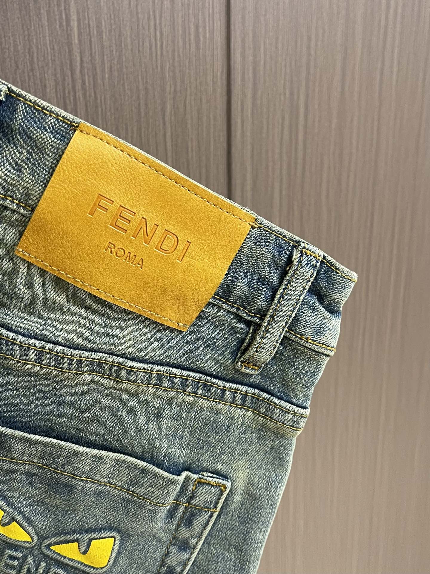 Fendi 新款卷边牛仔裤，订制进口丹宁布料，质感卓然。经典五袋设计，后袋刺绣 logo标识设计，原厂一