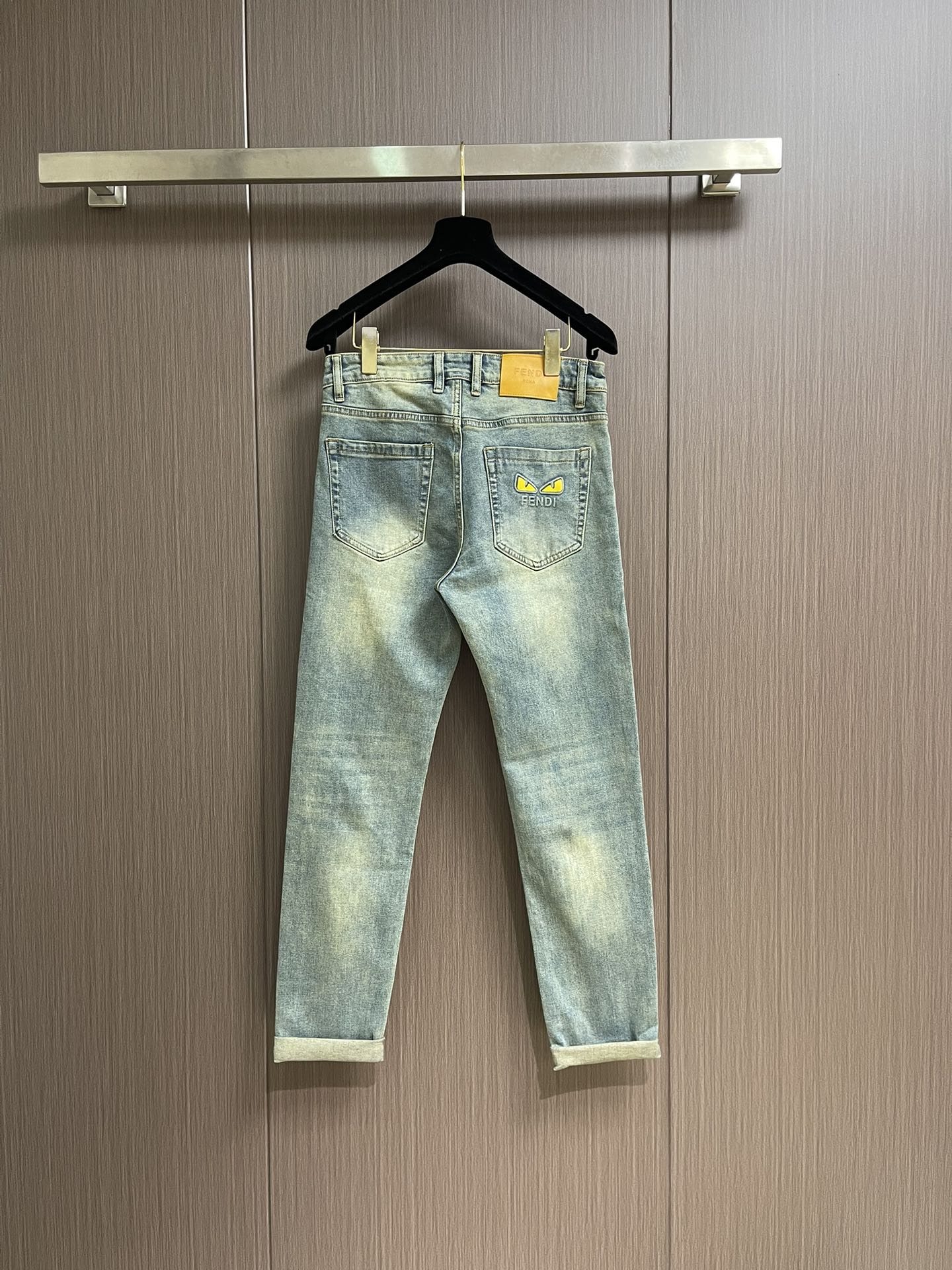 Fendi 新款卷边牛仔裤，订制进口丹宁布料，质感卓然。经典五袋设计，后袋刺绣 logo标识设计，原厂一