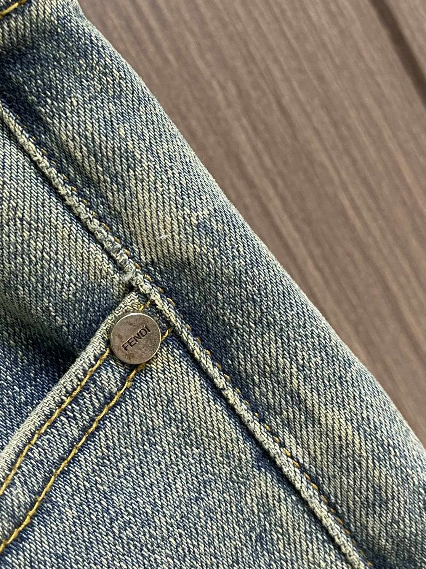 Fendi 新款卷边牛仔裤，订制进口丹宁布料，质感卓然。经典五袋设计，后袋刺绣 logo标识设计，原厂一