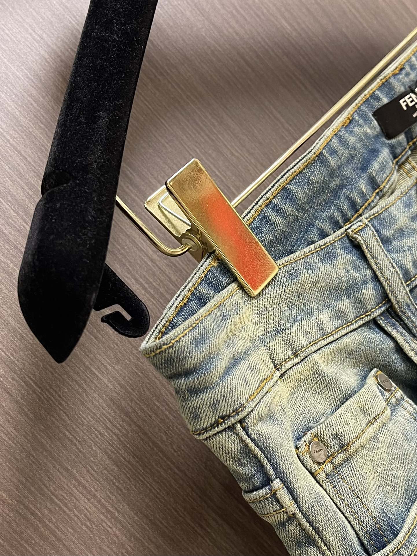 Fendi 新款卷边牛仔裤，订制进口丹宁布料，质感卓然。经典五袋设计，后袋刺绣 logo标识设计，原厂一