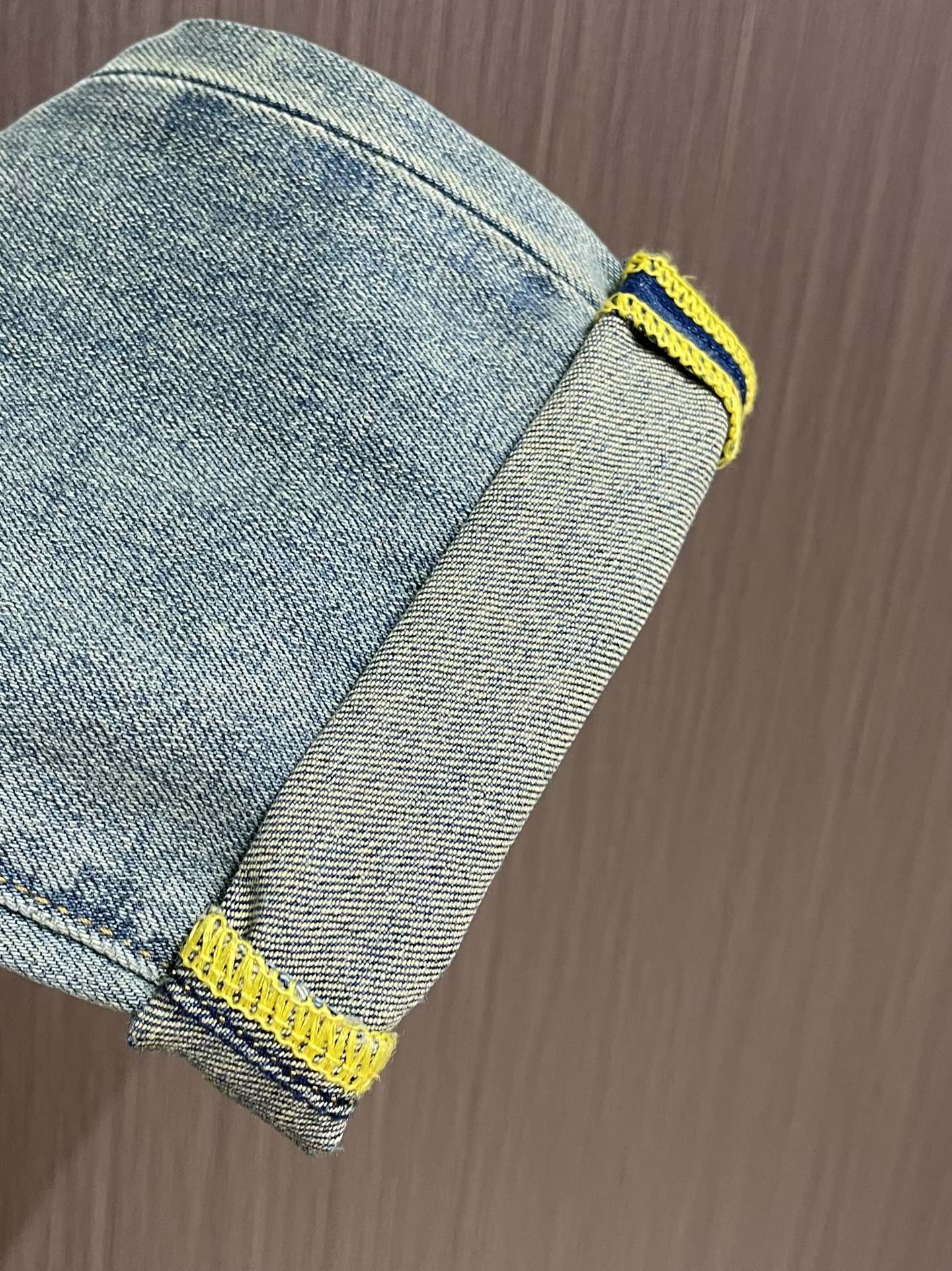 Fendi 新款卷边牛仔裤，订制进口丹宁布料，质感卓然。经典五袋设计，后袋刺绣 logo标识设计，原厂一