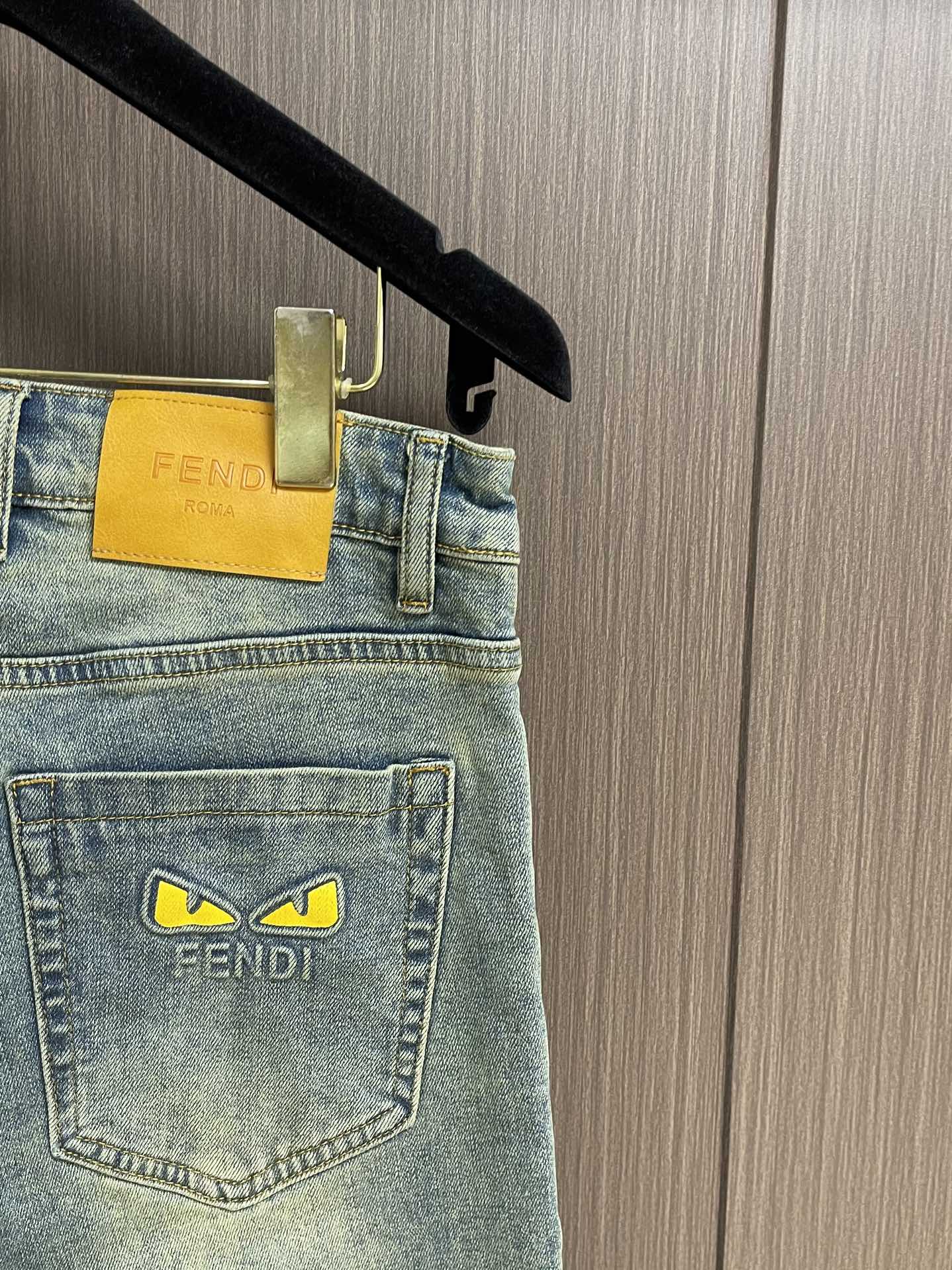 Fendi 新款卷边牛仔裤，订制进口丹宁布料，质感卓然。经典五袋设计，后袋刺绣 logo标识设计，原厂一