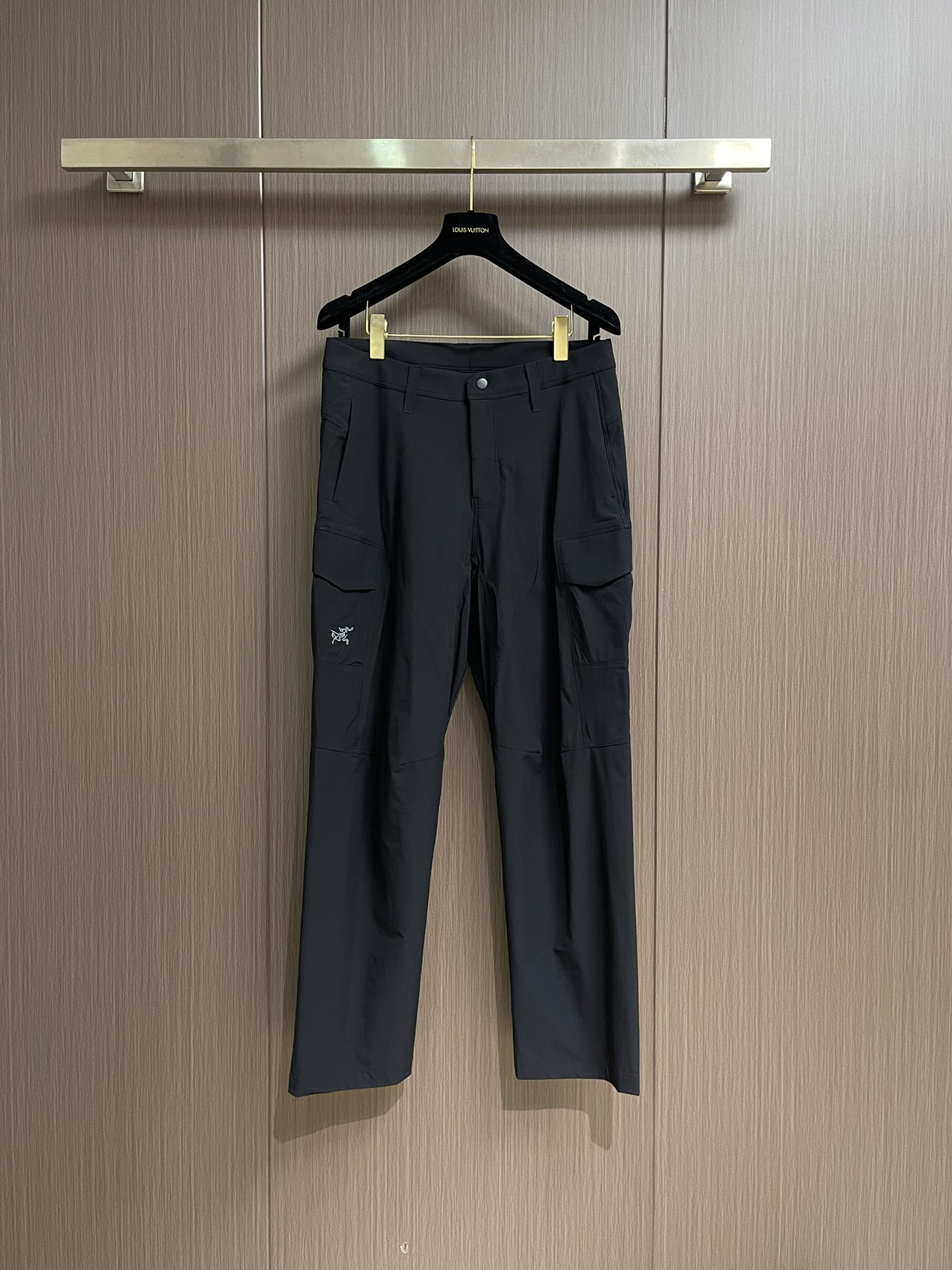 NO:525812,ARCTERYX Adventure Bird Outdoor Windproof Breathable Spring and Summer Men's Soft Shell Pants!  Seamless design, high-hot bird home outdoor functional style 3D three-dimensional slim cut, high-definition outdoor functional fabric!  The cloth surface is very solid!  The tear resistance is very powerful!  Comfort is really nothing to say for men's soft shell. Lightweight and wear-resistant soft shell. This style is deeply influenced by climbing DNA. As one of the trousers for hiking and traveling, it has a variety of functions and can always adapt to your changing needs. Durable soft shell fabric is windproof, water-proof, and elastic fabric with splicing and tailoring technology, so you can move freely. Size 30-32-34-36-38 Size 30-size 106cm long waist 81cm hip circumference 107cm waist 84cm hip circumference 110cm waist 84cm hip circumference 110cm waist 87cm hip circumference 113cm 36-size 113cm waist circumference 90cm hip circumference 116cm 38-size 116cm waist circumference 93cm hip circumference 119cm, jil  sanderarc'teryx,alexander wang19860909ARCTERYX 始祖鸟户外防风透气春夏男士软壳裤！无缝设计,高热度鸟家户外机能风3D立体修身裁剪,高定户外机能面料！布面非常扎实！抗撕裂效果很强悍！舒适感真心没话说男子软壳 轻量、耐磨的软壳,这款深受攀登DNA影响, 作为徒步和旅行的裤装之一,具有多样功能,总能适应你不断变化的需求.耐用的软壳面料防风、防泼水、.弹力面料搭配拼接剪裁工艺,让你活动自如,尺码30-32-34-36-38 30码裤长106cm 腰围81cm 臀围107cm 32码裤长107cm 腰围84cm 臀围110cm 34码裤长110cm 腰围87cm 臀围113cm 36码裤长113cm 腰围90cm 臀围116cm 38码裤长116cm 腰围93cm 臀围119cm,,jil sanderarc'teryx,alexander wang,Men's clothing