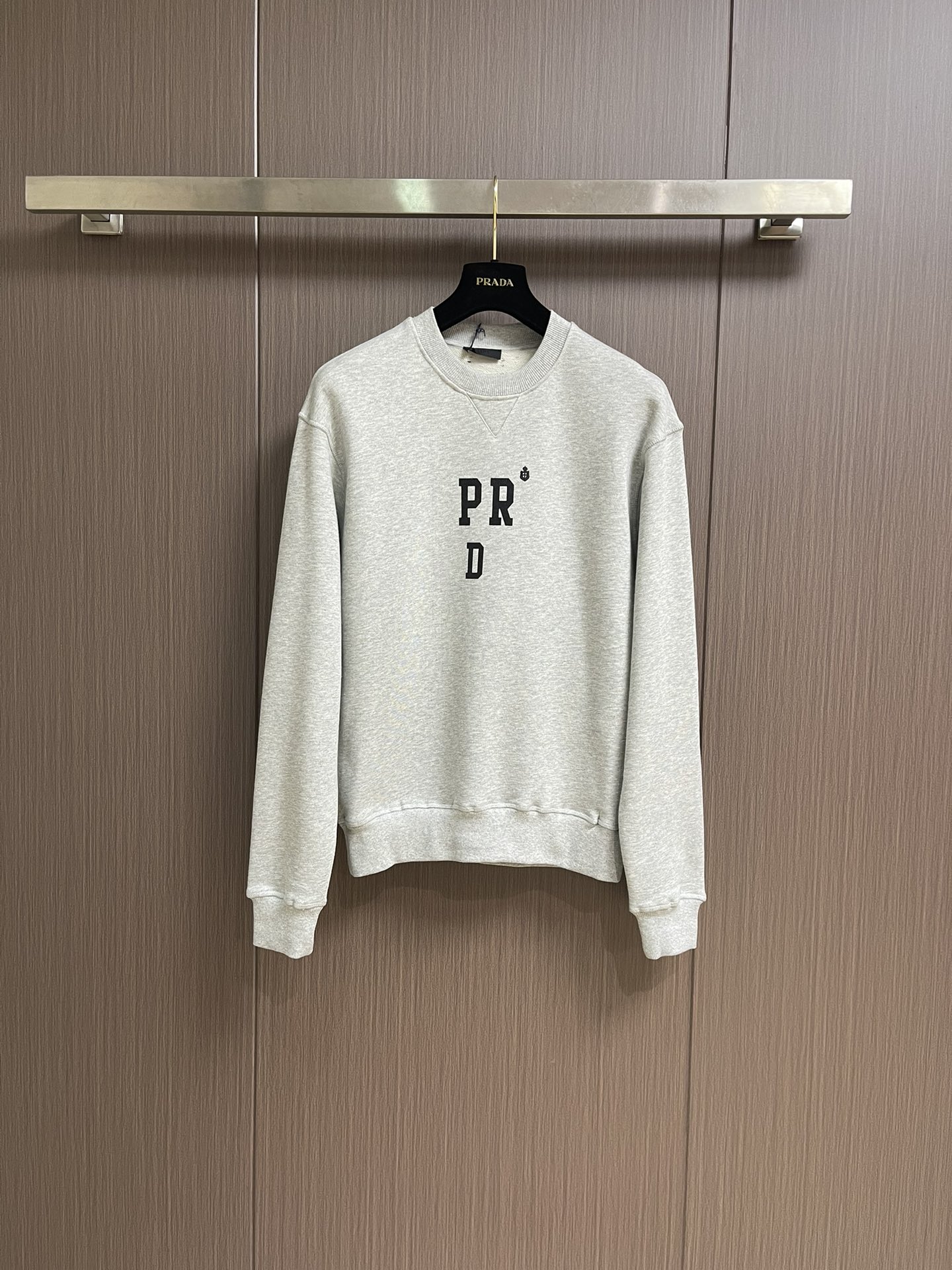 NO:573322,PRADA   The jacquard round neck long-sleeved sweatshirt is made of 36S double yarn pure cotton face 7S fish scale bottom sweatshirt fabric. The weight of 400g gives it a crisp texture. The double yarn double-sided structure is wound by two yarns, which greatly improves the drape and drape of the fabric.  The texture, breathability and hygroscopicity are also quite excellent; combining environmentally friendly thick plate printing with suede printing technology, thick plate printing stacks water-based slurry multiple times to form a three-dimensional solid relief effect, which is not only full to the touch, but also very washable.  , the pattern is not easy to be damaged after long-term wear; the classic brand triangle woven label on the front is processed by infrared cutting technology, and the triangle cloth of different sizes is stacked and matched, and then sewn to fix it on the chest. The classic round neck basic version is comfortable and versatile. The back collar is wrapped with webbing, which effectively prevents collar deformation and extends the service life. Sizes M-XXL, prada, hoodie, sweatshirts, alexander   wang19860909PRADA 提花圆领长袖卫衣,采用36S双纱纯棉质面7S鱼鳞底卫衣面料,400g的克重赋予其挺括质感,双纱双面结构由两根纱线绕制,极大地提升了面料垂感与质感,透气性和吸湿性也相当出色；将环保厚板印花与绒面印花工艺结合,厚板印花多次堆叠水性浆料,形成立体坚固的浮雕效果,不仅触感饱满,还十分耐水洗,长久穿着图案也不易损坏；正面经典品牌三角形织标通过红外线切割技术处理,不同尺寸三角布叠加搭配,再车缝固定点缀胸前,采用经典圆领基础版型舒适又百搭.后领人织带包领,有效防止领口变形,延长使用寿命.尺码M-XXL,,prada,hoodie,sweatshirts,alexander wang,Men's clothing