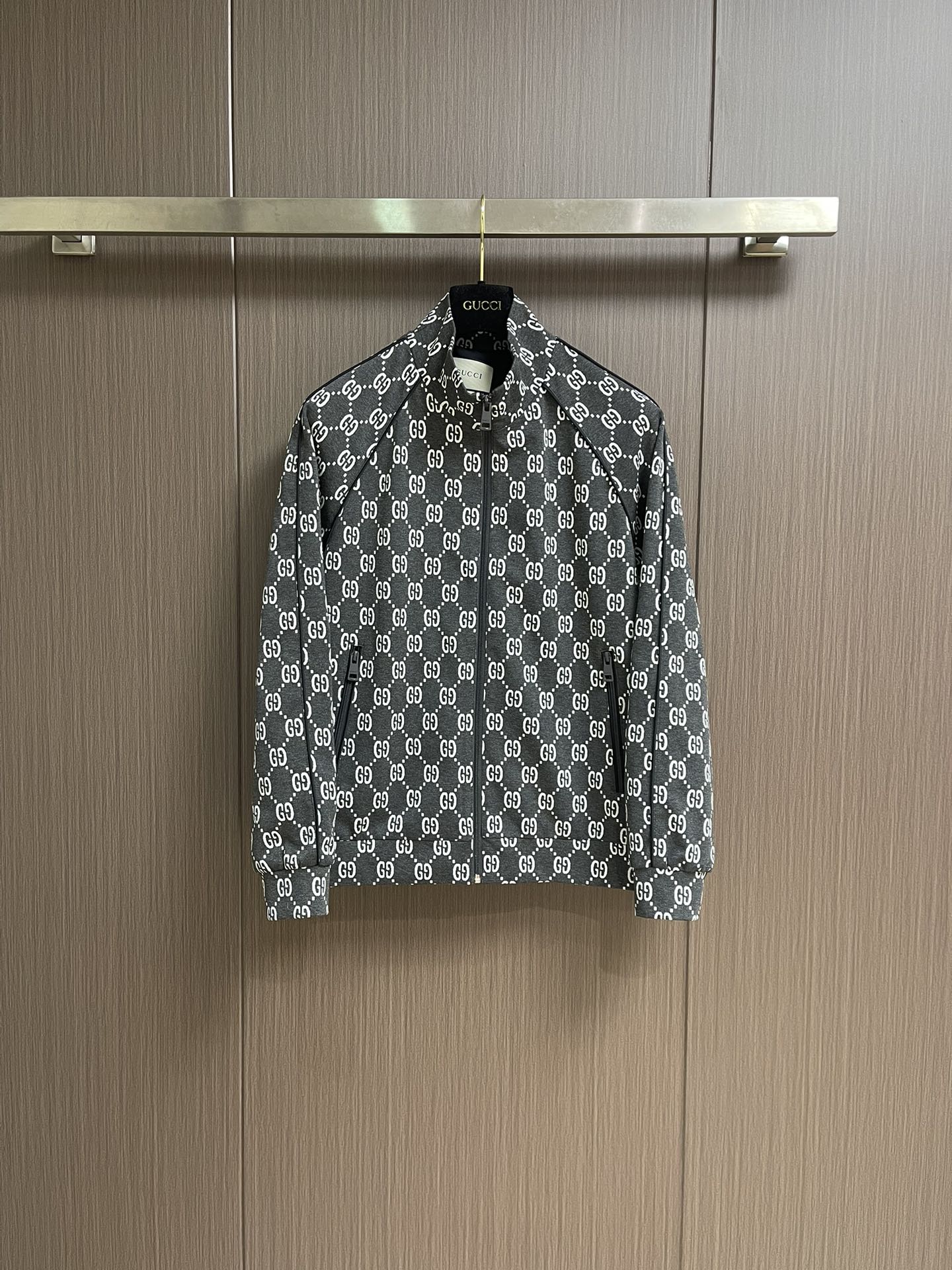 NO:525818,GUCCI 2025s printed stand-up collar jacket, dark gray background covered with white double Glogo jacquard, high-end cotton blend to create a crisp silhouette. The full zipper stand-up collar design is paired with double-side zipper pockets, and the upper body effect is great!  Go out 48-56, gucci,jackets & coats,jackets & coats,alexander wang19860909GUCCI 2025s印花立领夹克外套,深灰底色铺满白色双Glogo提花,高级棉质混纺打造挺括廓形.全拉链立领设计搭配双侧拉链口袋,上身效果很棒！出门48-56,,gucci,jackets & coats,jackets & coats,alexander wang,Men's clothing