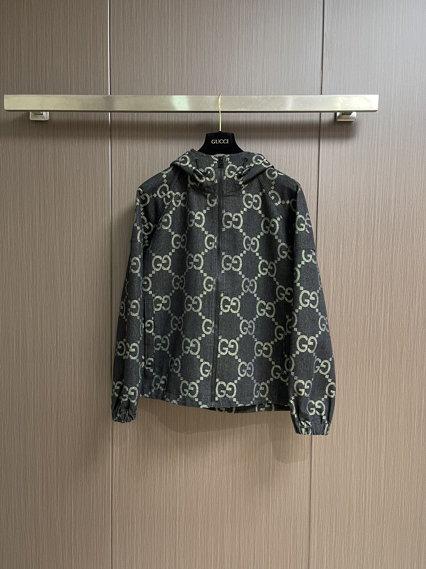 NO:539622,Correction GUCCI's new autumn and winter jacquard hooded jacket, full jacquard pattern denim denim jacket, the most worth buying jacket, full classic pattern decoration, is undoubtedly a fashionable item that many fans cannot refuse!  The details are exquisite and detailed, exuding charming brand charm!  Customers provide customized original old hardware, decorated with classic logo embellishments, which is very spectacular!  First-class and precise style design, three-dimensional and stylish upper body, no gender restrictions, same style for men and women. Size 48-56, gucci, jackets & coats, hats, alexander wang19860909更正 GUCCI 秋冬新款提花连帽外套,满幅提花图案丹宁牛仔外套,最值得入手的一款外套,满幅经典的图案装饰,无疑是众多粉丝无法拒绝的时尚单品！细节精湛细致,散发着迷人的品牌魅力！客供定制原厂古做旧五金,并饰有经典的标志点缀,非常具有规格感！一流精准的版型设计,上身立体有型,没有性别限制,男女同款 尺码48-56,,gucci,jackets & coats,hats,alexander wang,Men's clothing