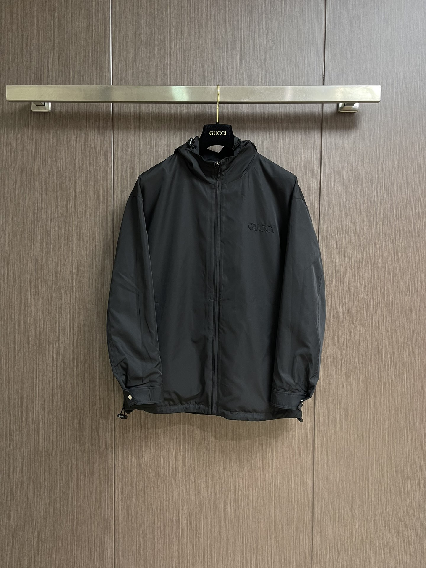 NO:525814,Gucci 2025FW double-sided jacket, one dress, one jacket, two attitudes, dark night face classic black base, Gucci iconic dark patterns are looming, zipper + button double closure system, satisfy all your imagination of mystery. The dark gray tone on the morning fog shows a high-end matte texture, the neckline hides the brand's classic print, and the small left chest mark is low-key to promote bloodline. The hooded design is adapted to changeable weather, three-dimensional tailoring takes into account dynamic comfort, symmetrical oblique pockets hide anti-theft structure, and the metal bracket background echoes industrial aesthetics. Size 48-56,,gucci, jackets & coats,hats,alexander wang19860909Gucci 2025FW双面夹克,一衣双面,一件夹克,两种态度,暗夜面经典黑色基底,Gucci标志性暗纹若隐若现,拉链＋纽扣双重闭合系统,满足你对神秘感的所有想象.晨雾面深灰调呈现高级哑光质感,领口暗藏品牌经典印花,左胸小标低调宣血统.连帽设计适配多变天气,立体剪裁兼顾动态舒适,对称斜插口袋暗藏防盗结构,金属支架背景呼应工业美学.尺码48-56,,gucci,jackets & coats,hats,alexander wang,Men's clothing