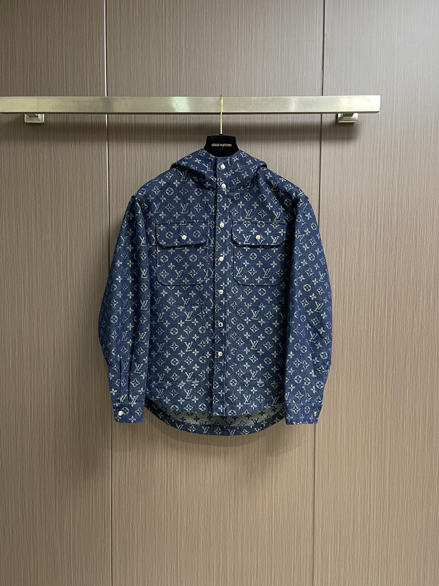 NO:525815,LV 2025s classic presbyterian hooded jacket, decorated with Monogram print, high-end cotton blend is crisp and stylish. Button plaque + flip chest pocket design, hooded tailoring is both practical and luxurious. Metallic luster background sets off, interpreting the eternal fashion gene of LV. Classic and street feel coexist. High-end cotton blend, hooded tailoring, size M-3XL,,louis vuitton, jackets & coats, jackets & coats, hats, alexander wang19860909LV 2025s经典老花连帽夹克外套,缀满Monogram印花,高级棉质混纺挺括有型.纽扣开襟＋翻盖胸袋设计,连帽剪裁兼顾实用与奢华.金属光泽背景衬托,诠释LV永恒时尚基因.经典与街头感并存.高级棉质混纺,连帽剪裁,尺码M-3XL,,louis vuitton,jackets & coats,jackets & coats,hats,alexander wang,Men's clothing