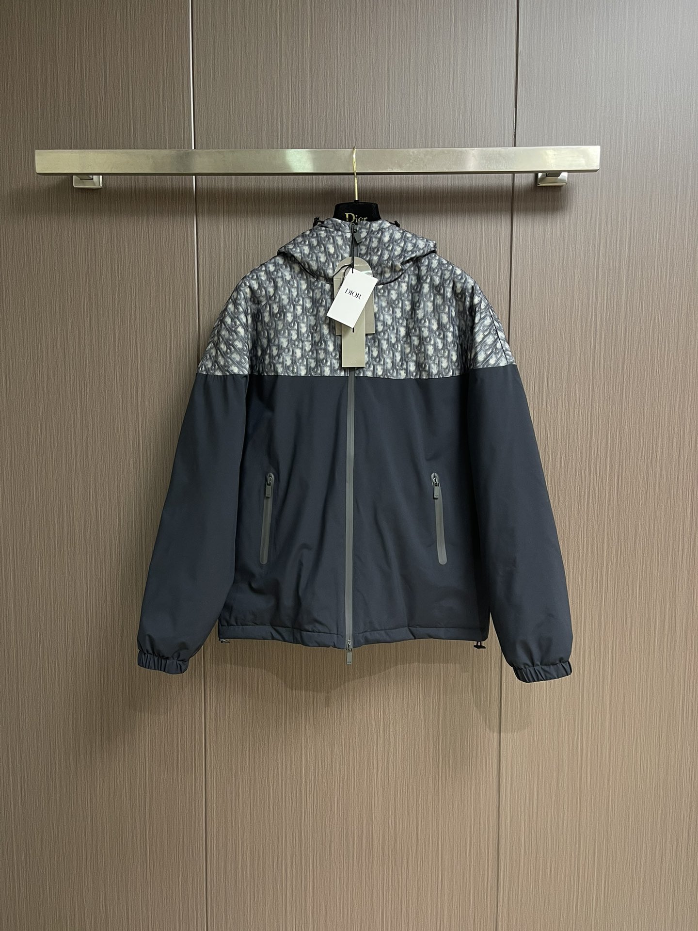 NO:526978,Dior 2025ss new hooded splicing jacket pays tribute to Dior's classic oblique print. It is carefully crafted from customer-supplied fabrics and is honed with oblique prints. The hem is made of contrasting fabrics, which can be matched or sported to create a unique look. The same style as men and women. Size S-XL, dior, jackets & coats, hats, alexander wang19860909Dior 2025ss新款连帽拼接外套,向dior经典的 oblique 印花致敬.采用客供面料精心制作,与风帽饰以珩缝oblique印花.下摆采用对比鲜明的面料,可搭配或运动,打造别具一格的造型.男女同款.尺码S-XL,,dior,jackets & coats,hats,alexander wang,Men's clothing