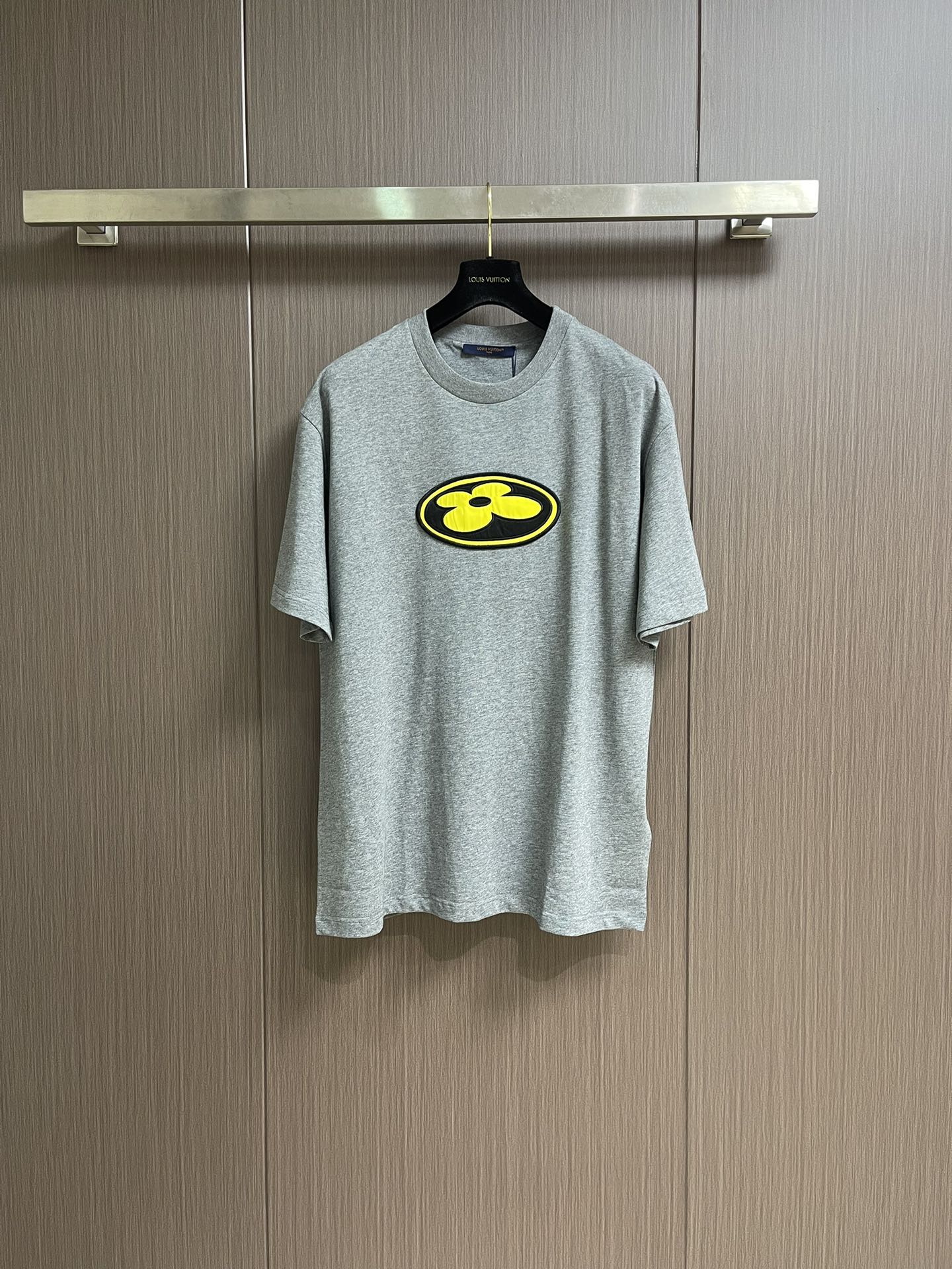 NO:524781,LV Nigo co-branded pattern embroidered T-shirt short-sleeved T-shirt. This T-shirt is made of soft cotton, and uses the fashion elements of the 2025 autumn and winter show to illuminate daily styles. The front IV Flower silk satin patches incorporate bold strokes, echoing the Vuitton embroidery logo on the back, short-sleeved T-shirts for men and women. The standard version of jersey knitted cotton fabric, the front silk satin logo patch on the back, and the ribbed collar. The overall thread is straight and delicate, the fabric is comfortable and soft, and the color is consistent and has no color difference. It can be matched with the same style to create a fashionable look, control various occasions, customize auxiliary materials, complete three standards, and the same style for men and women!  Size XS-L, louis vuitton, T-shirt,tees, t-shirt,alexander wang19860909LV Nigo联名款图案刺绣T恤短袖T恤,本款T恤取材柔软棉布,以2025秋冬秀场的风尚元素点亮日常造型.正面IV Flower 丝缎贴饰融入大胆笔触,与后部 Vuitton刺绣标识遥相呼应,男女同款短袖T恤衫.平纹针织棉面料标准版型,正面丝缎标识贴饰,后部标识刺绣,罗纹衣领.整体走线平直细腻,面料舒适柔软,颜色一致无色差 能与同款搭配营造时尚造型,驾驭各种场合,定制辅料,三标齐全,男女同款！尺码XS-L,,louis vuitton,T-shirt,tees，t-shirt,alexander wang,Men's clothing