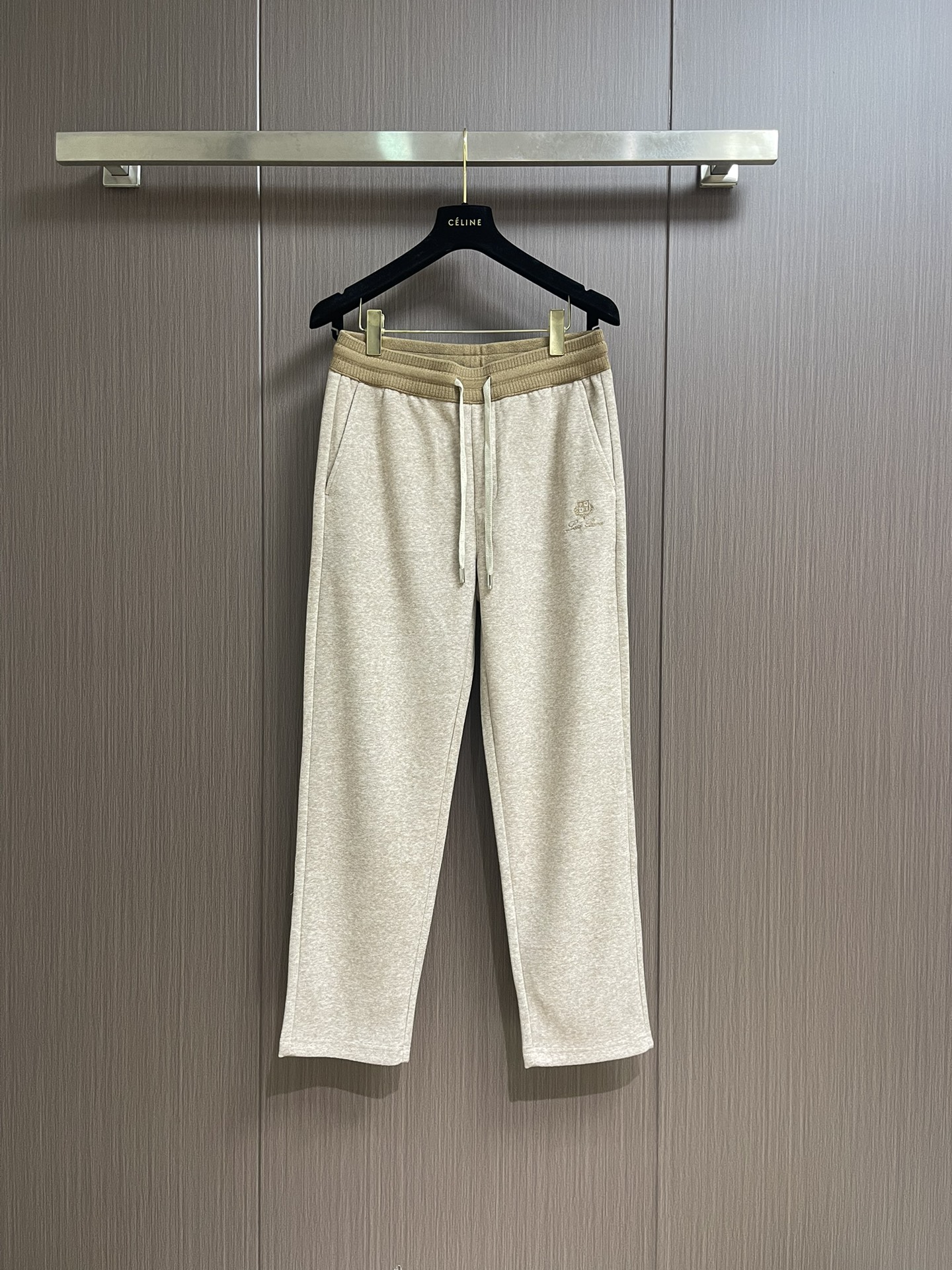 NO:526971,LP Loropiana 2025SS Letter embroidered straight sweatpants, blended fabric, three-standard, elastic waist drawstring, fitted cutting, neat car line, impeccable details, classic and versatile. The upper body has a sense of slackness, size M-3XL M size hip circumference 99cm waist circumference 75-79 elasticity. Pants length 100cm L size hip circumference 104cm waist circumference 80-84 elasticity. Pants length 101cm XL size hip circumference 109cm waist circumference 85-89 elasticity. Pants length 102cm 2XL size hip circumference 114cm waist circumference 90-94 elasticity. Pants length 103cm 3XL size hip circumference 119cm waist circumference 95-99 elasticity. Pants length 104cm, loro piano, loro piano, alexander  wang19860909LP Loropiana 2025SS 字母刺绣直筒运动裤,混纺面料、三标齐、松紧腰抽绳、合体的裁剪、车线工整、细节无可挑剔,经典百搭 上身有总随意的松弛感,尺码M-3XL M码臀围99cm 腰围75-79弹力 裤长100cm L码臀围104cm 腰围80-84弹力 裤长101cm XL码臀围109cm 腰围85-89弹力 裤长102cm 2XL码臀围114cm 腰围90-94弹力 裤长103cm 3XL码臀围119cm 腰围95-99弹力 裤长104cm,,loro piana,loro piana,alexander wang,Men's clothing