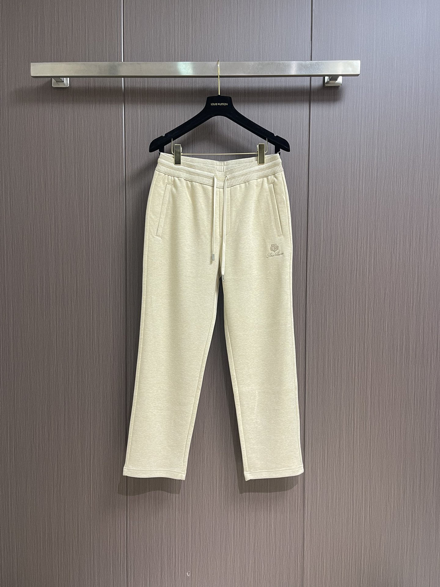 NO:528046,LP Loropiana 2025SS Autumn and Winter New Men's Straight Sport Pants, Blended Fabric, Three-standard, Elastic Waist Drawstring, Combined Cutout, Neat Car Line, Improper Details, Classic and Versatile Upper Body has always a casual slack feeling, Size M-3XL M Size Hip 99cm Waist circumference 75-79 Elastic Pants Length 100cm L Size Hip 104cm Waist circumference 80-84 Elastic Pants Length 101cm XL Size Hip 109cm Waist circumference 85-89 Elastic Pants Length 102cm 2XL Size Hip 114cm Waist circumference 90-94 Elastic Pants Length 103cm 3XL Size Hip 119cm Waist circumference 95-99 Elastic Pants Length 104cm, Loro Piana, Loro Piana, alexander  wang19860909LP Loropiana 2025SS秋冬新款男士直筒运动裤,混纺面料、三标齐、松紧腰抽绳、合体的裁剪、车线工整、细节无可挑剔,经典百搭 上身有总随意的松弛感,尺码M-3XL M码臀围99cm 腰围75-79弹力 裤长100cm L码臀围104cm 腰围80-84弹力 裤长101cm XL码臀围109cm 腰围85-89弹力 裤长102cm 2XL码臀围114cm 腰围90-94弹力 裤长103cm 3XL码臀围119cm 腰围95-99弹力 裤长104cm,,loro piana,loro piana,alexander wang,Men's clothing