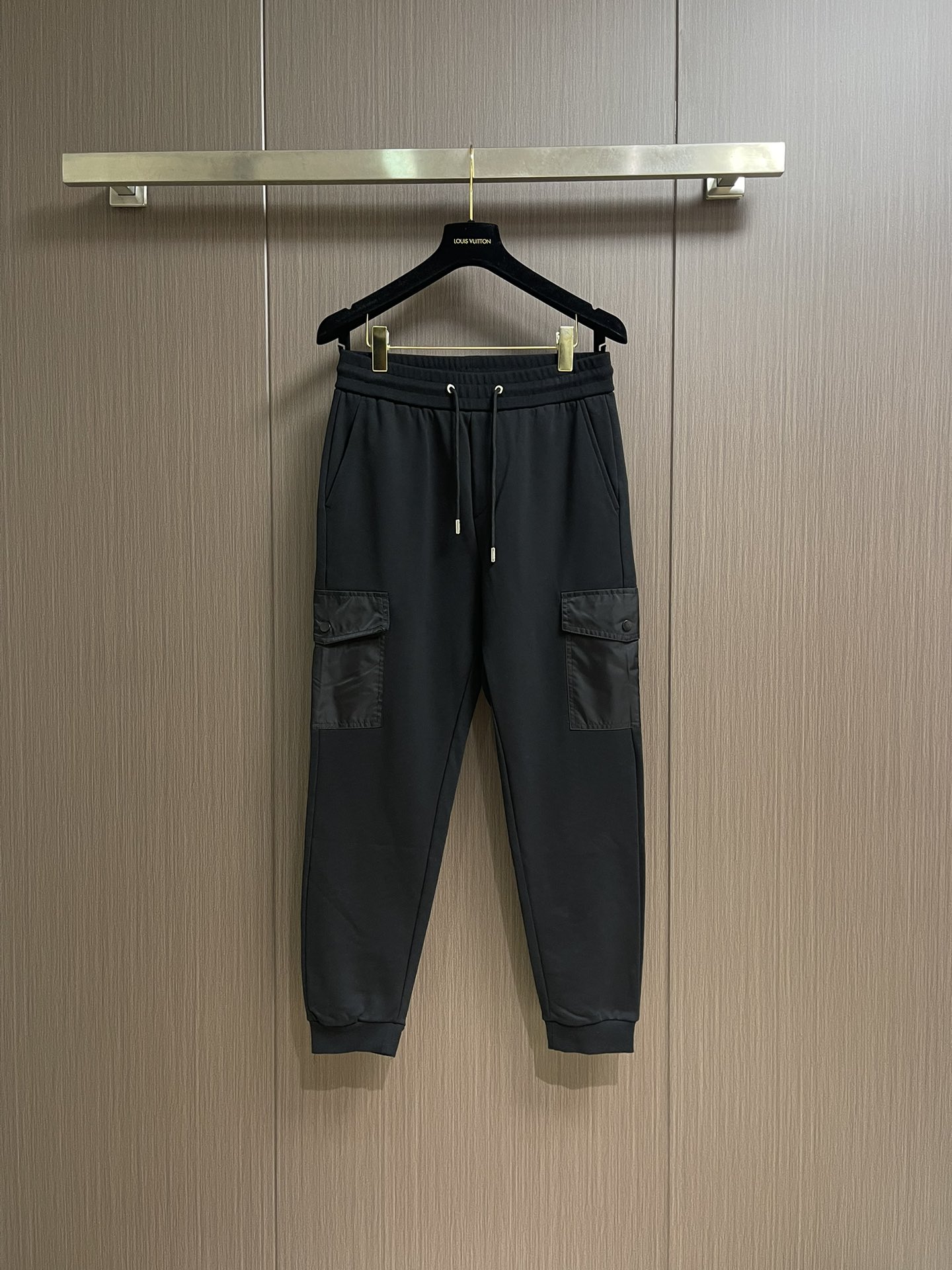 NO:525827,PRADA triangle logo cotton tooling trousers, double-sided double-strand fabric, elastic waist harness, front beveled open bag, enamel metal triangle logo on the back, side flip pocket and buckle, and hidden quad buckle. It uses 40S double-sided double-strand fabric, 360g. It feels fluffy and thick, soft and delicate, and comfortable on the upper body. It uses a combination of cotton polyester fiber spandex composition, which has good moisture absorption and breathability. Its advantages are good wrinkle resistance and conformity, and has good strength and elastic recovery ability. Its characteristics are firm and durable, anti-pilling, wrinkle-free and iron-free, making the three-dimensional sense of the clothes more durable. Size S-XL, prada, alexander wang19860909PRADA 三角标识棉质工装长裤,双面双股面料、弹力腰头配束绳、正面斜角开袋、背面涂珐琅金属三角形徽标、侧面翻盖式口袋和搭扣、配隐藏式四合扣.采用40S双面双股面料,360g.手感蓬松厚实,柔软细腻,上身舒适,采用的是棉聚酯纤维氨纶成分组合,具有良好的吸湿性和透气性,其优点是抗皱性与保形性好,具有较好的强度与弹性恢复能力,其特点坚牢耐用、抗起球、抗皱免烫、使衣服立体感更为持久.尺码S-XL,,prada,alexander wang,Men's clothing