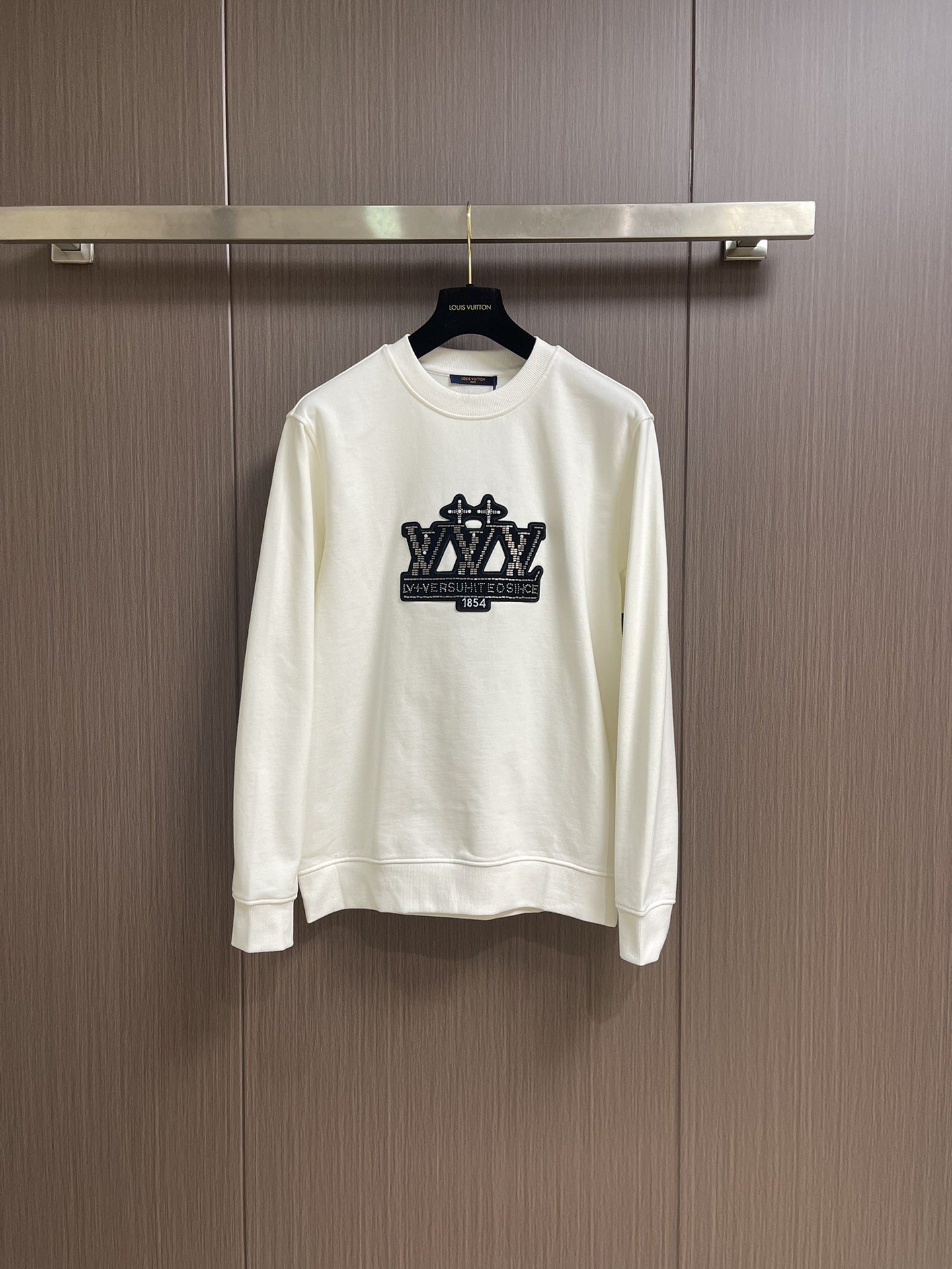 NO:525841,LV  Beaded Zhangzi round-neck sweatshirt, using 16s single yarn + 10s single yarn fish scale squirting fabric, the fish scale bottom fabric forms a fish scale-like texture through a specific weaving process, and the plates are arranged and interwoven according to the warp and weft rules and shapes to ensure clear texture and excellent texture. The fabric has been finely made and processed, with good wear resistance, lightness, softness and breathability. Resin beads are beads made of synthetic resin, and the resin beads are highly color-retaining.  Characteristics, feel similar to plastic, and the quality is lighter. Beads are used to be covered with the same size, and the original effect is clearly divided into a clear number of particles, and the overall three-dimensional effect is outstanding. The front and back patterns are beaded in embroidery. When beading, the embroidery beads are transported one by one to the embroidery needle position of the embroidery machine according to the number of original pieces. The embroidery beads form the positioning structure of the beads at the corresponding position. The embroidery needle can accurately pass through the needle holes in the embroidery beads, embroider the embroidery beads on the fabric, and the beads are connected closely, increasing the visual effect. Size S-XL  S-size clothes length 66cm bust 102cm shoulder width 44cm M-size clothes length 68cm bust 106cm shoulder width 46cm L-size clothes length 70cm bust 110cm shoulder width 48cm XL-size clothes length 72cm bust 114cm shoulder width 50cm, louis vuitton,hoodie,sweatshirts,alexander wang19860909LV 串珠章仔圆领卫衣,采用16s单纱＋10s单纱鱼鳞定卫衣面料,鱼鳞底面料通过特定的织造工艺形成鱼鳞状底纹,对版按照经纬规律和形状进行排列交织,以确保纹理清晰、质地优良.面料经过精细的制作加工,具有良好的耐穿性、轻薄柔软、透气性好.树脂珠饰标识贴饰,是一种合成树脂制成的珠子,树脂珠具有高度保色的特性,手感类似塑料,质量较轻.采用同规格尺寸串珠,铺满并做到原效果颗粒数量分明,整体出立体效果出众.前后图案在刺绣进行串珠,串珠时根据原版颗数,逐个输送绣珠至绣花机绣针位,绣珠构成珠串在相应位置定位结构.绣针能精确穿过绣珠内的针孔,将绣珠绣在织物上,串珠连接紧密,增加了视觉效果.尺码S-XL S码衣长66cm 胸围102cm 肩宽44cm M码衣长68cm 胸围106cm 肩宽46cm L码衣长70cm 胸围110cm 肩宽48cm XL码衣长72cm 胸围114cm 肩宽50cm,,louis vuitton,hoodie,sweatshirts,alexander wang,Men's clothing