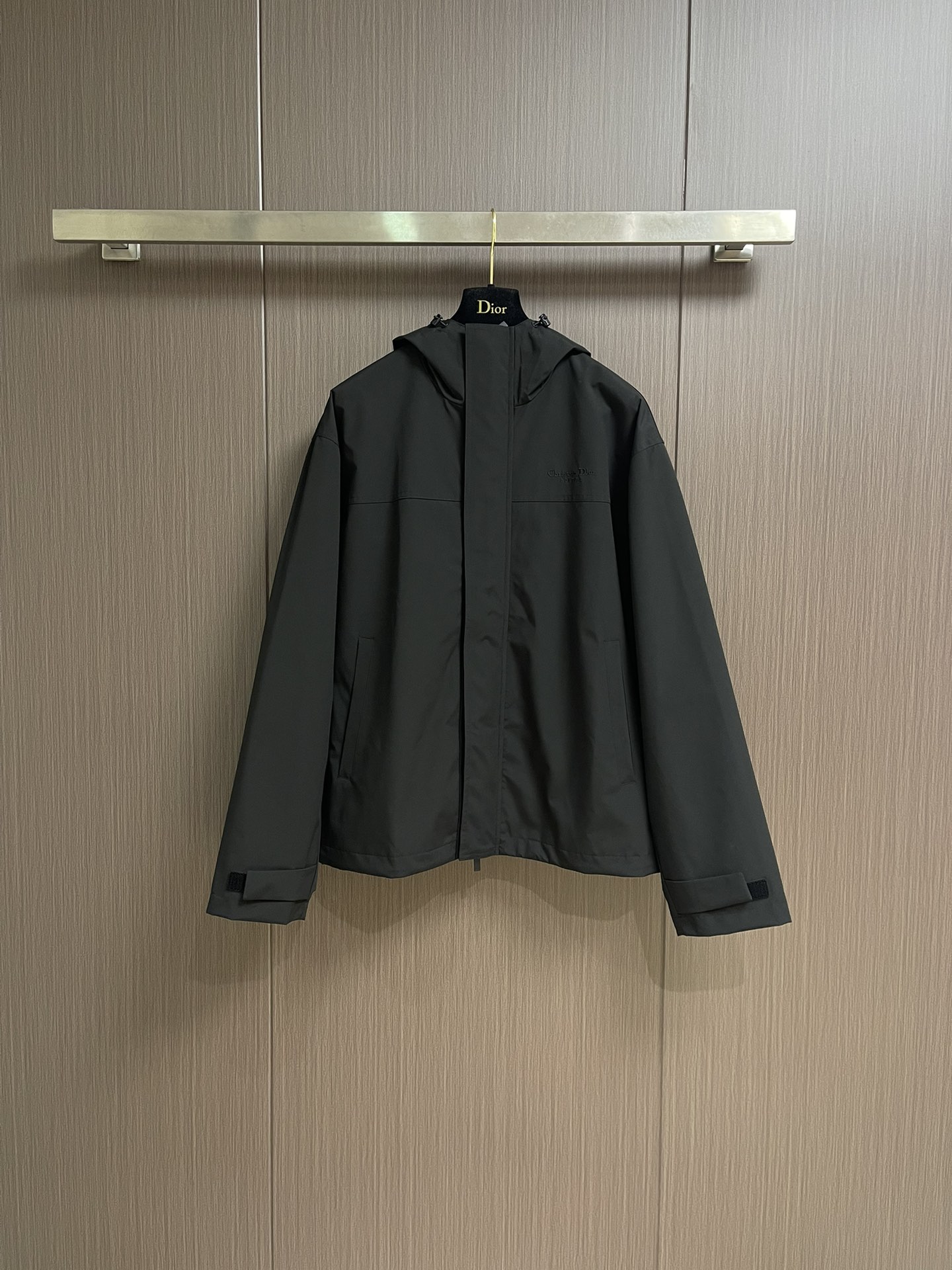 NO:524784,Dior 2025SS winter new hooded jacket jacket, this hooded jacket is a new product in the 2025 winter series, reinterpreting the classic street clothing style logo and highlighting the high-order spirit of Dior. It is carefully crafted with waterproof effect technology fabric, and the chest is decorated with classic Christian Dior Couture embroidery in the same tone. It can be matched with or sporty to create a casual and fashionable look. Size 46-52,,dior,jackets & coats,jackets & coats,hats,alexander wang19860909Dior 2025SS冬季新款连帽冲锋衣夹克外套,这款连帽外套是二零二五冬季系列新品,重新诠释街头服饰风格经典标识,彰显Dior 的高订精神.采用防水效果科技面料精心制作,胸前饰以经典的同色调Christian Dior Couture 刺绣.可与或运动搭配,打造休闲时尚造型.尺码46-52,,dior,jackets & coats,jackets & coats,hats,alexander wang,Men's clothing