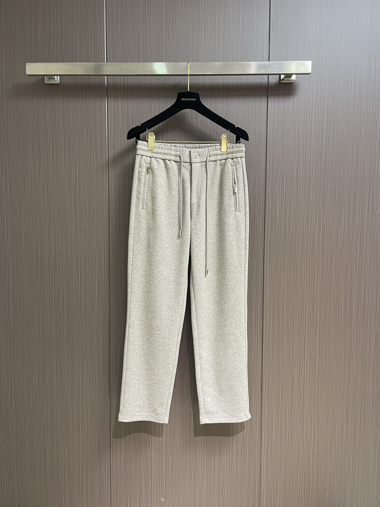 NO:526969,ZEGNA straight casual trousers are made of blended fabric. The texture is so delicate that it is unremarkable. The drape feels just right. When walking, it is windy and not close to the legs. It hides the flesh and makes it look thin and has a 'airy feeling'. The details are directly affected. The waist drawstring is paired with a metal buckle. The texture is bursting and it is also a tricky thing, and the adjustment is super smooth!  Contrasted zipper head, low-key and poking, trouser legs are neatly cut. Size M-3XL M size hip circumference 99cm waist circumference 75-79 elasticity Trouser length 100cm L size hip circumference 104cm waist circumference 80-84 elasticity Trouser length 101cm XL size hip circumference 109cm waist circumference 85-89 elasticity Trouser length 102cm 2XL size hip circumference 114cm waist circumference 90-94 elasticity Trouser length 103cm 3XL size hip circumference 119cm waist circumference 95-99 elasticity Trouser length 104cm, alexander wang19860909ZEGNA 直筒休闲长裤,采用混纺面料,细看纹理细腻得不像话,垂坠感恰到好处,走路带风又不贴腿,藏肉显瘦还自带'空气感'.细节控直接沦陷,腰头抽绳配金属扣,质感炸裂还暗藏小心机,调节超顺滑！撞色拉链头,低调又戳人,裤脚利落剪裁.尺码M-3XL M码臀围99cm 腰围75-79弹力 裤长100cm L码臀围104cm 腰围80-84弹力 裤长101cm XL码臀围109cm 腰围85-89弹力 裤长102cm 2XL码臀围114cm 腰围90-94弹力 裤长103cm 3XL码臀围119cm 腰围95-99弹力 裤长104cm,,alexander wang,Men's clothing